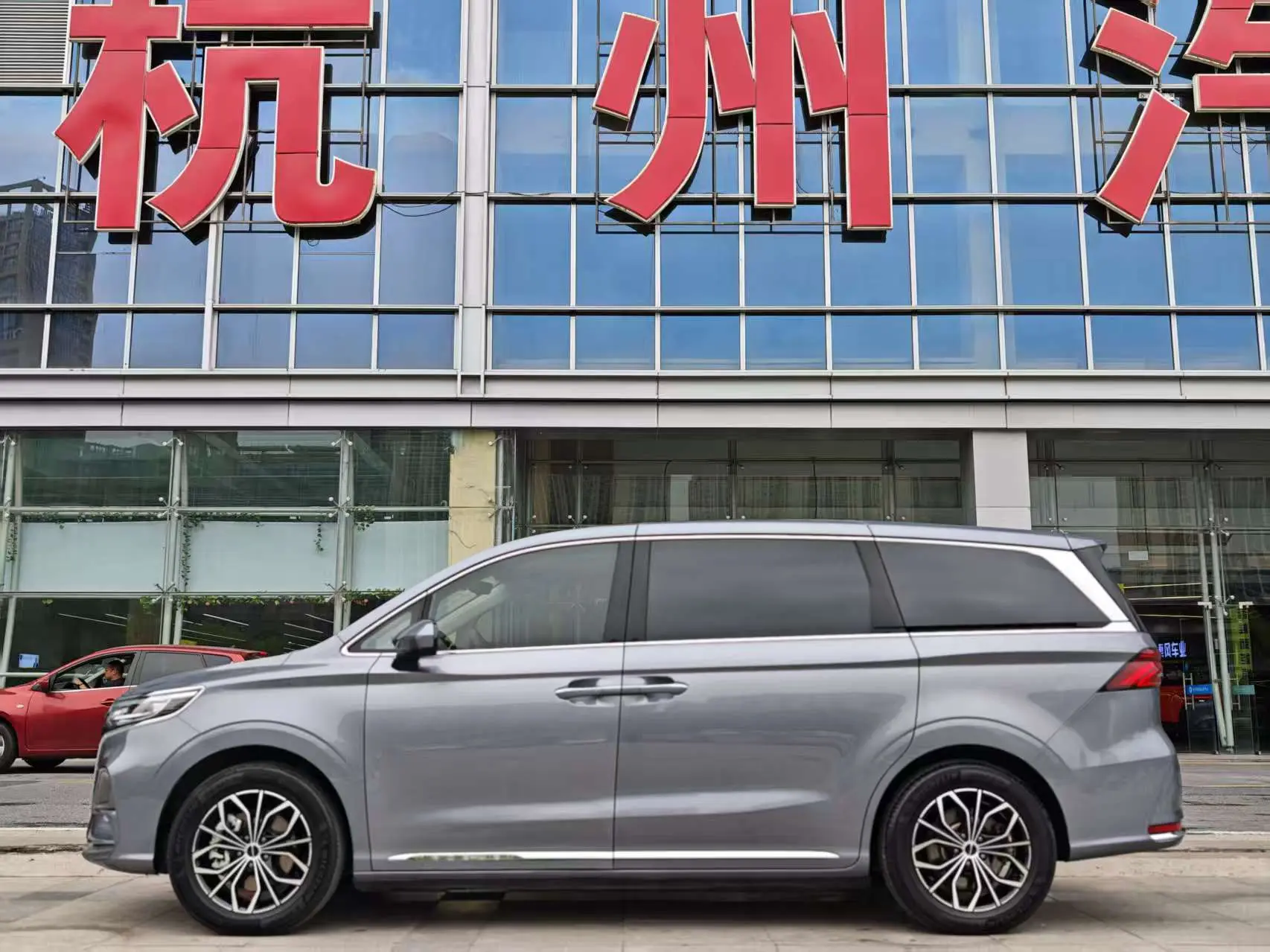 Roewe iMAX8 EV