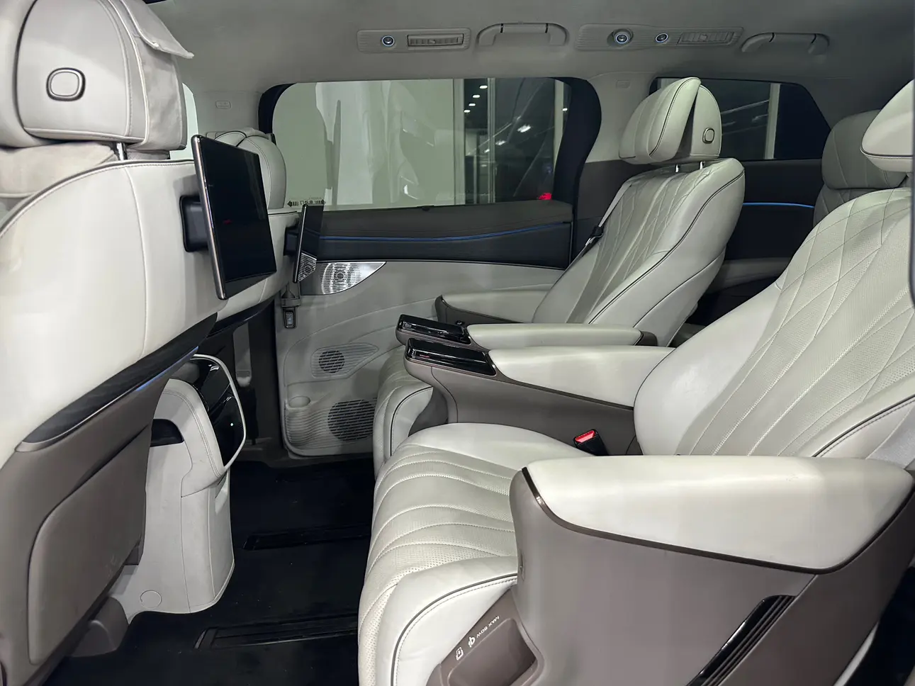 Denza D9 EV