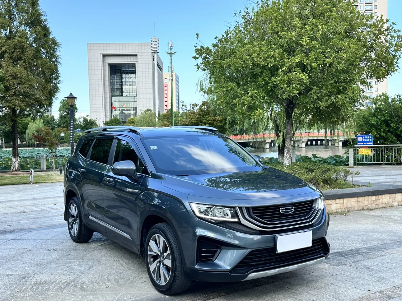 Geely Okavango