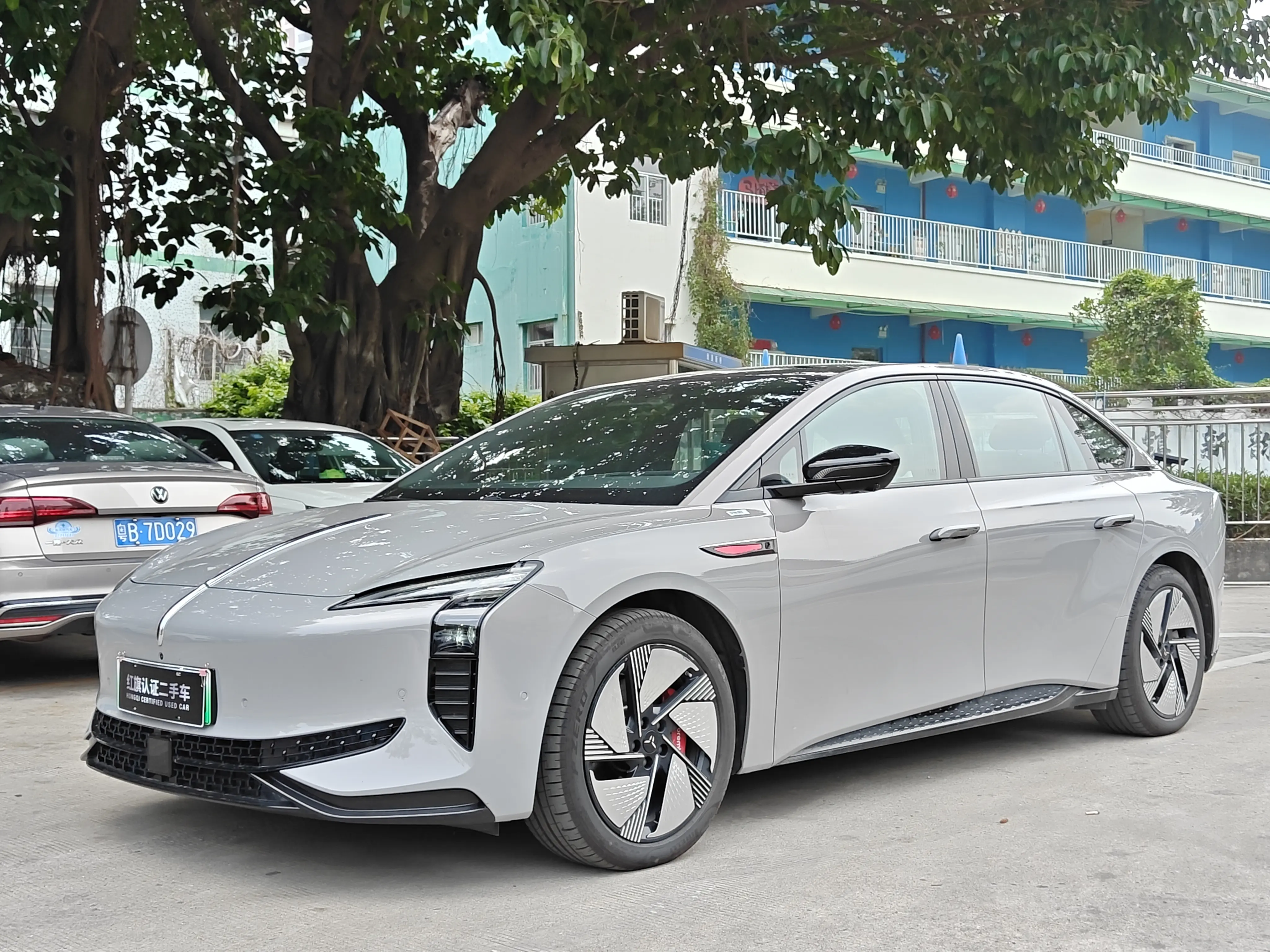 Hongqi EH7