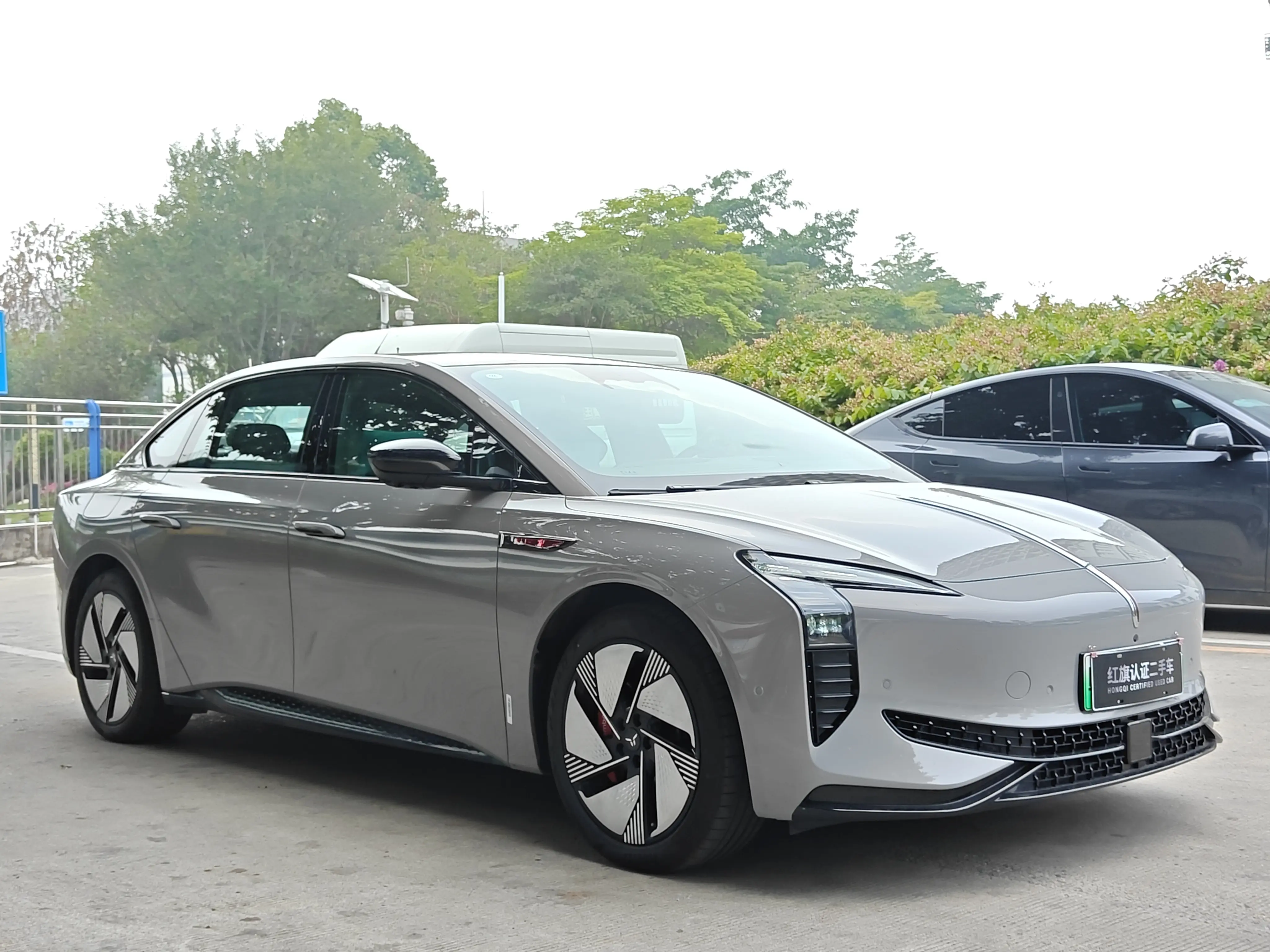 Hongqi EH7