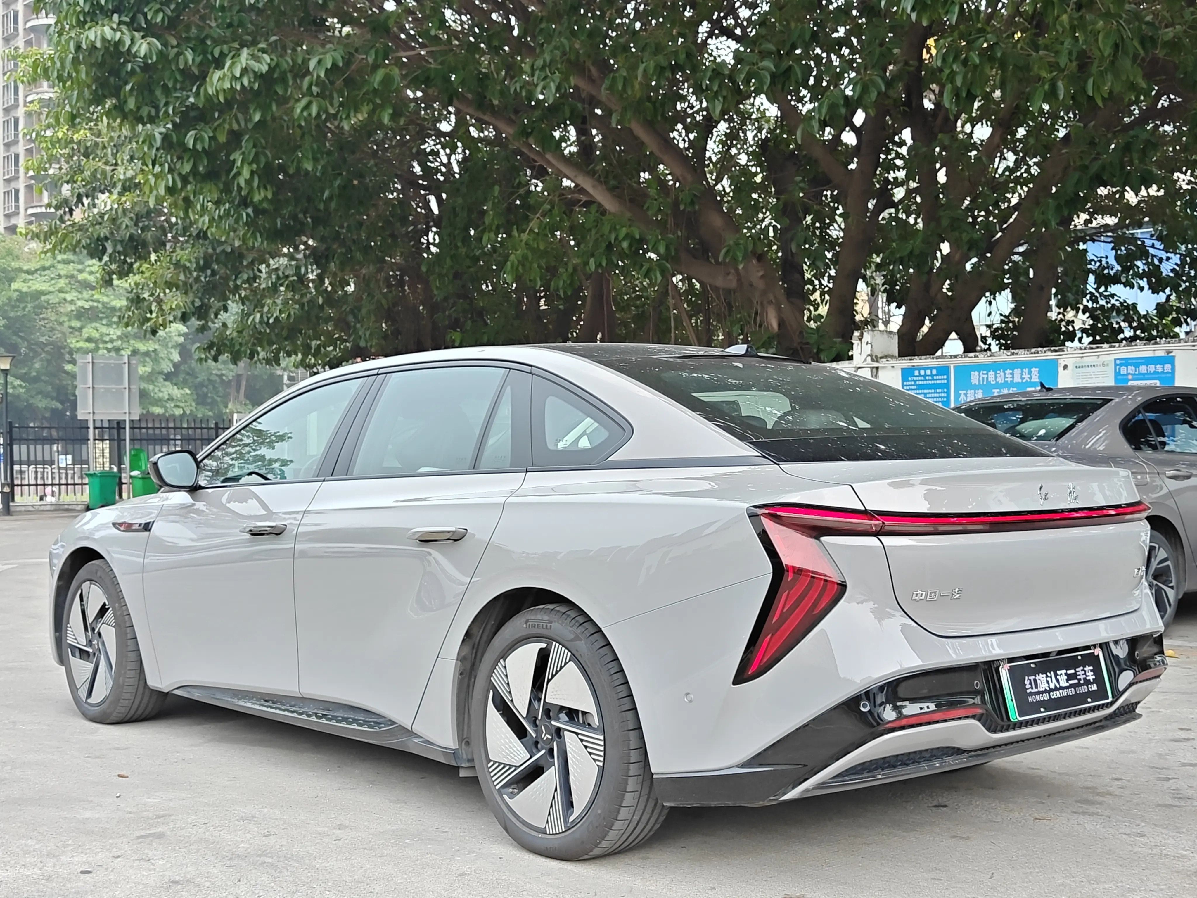 Hongqi EH7
