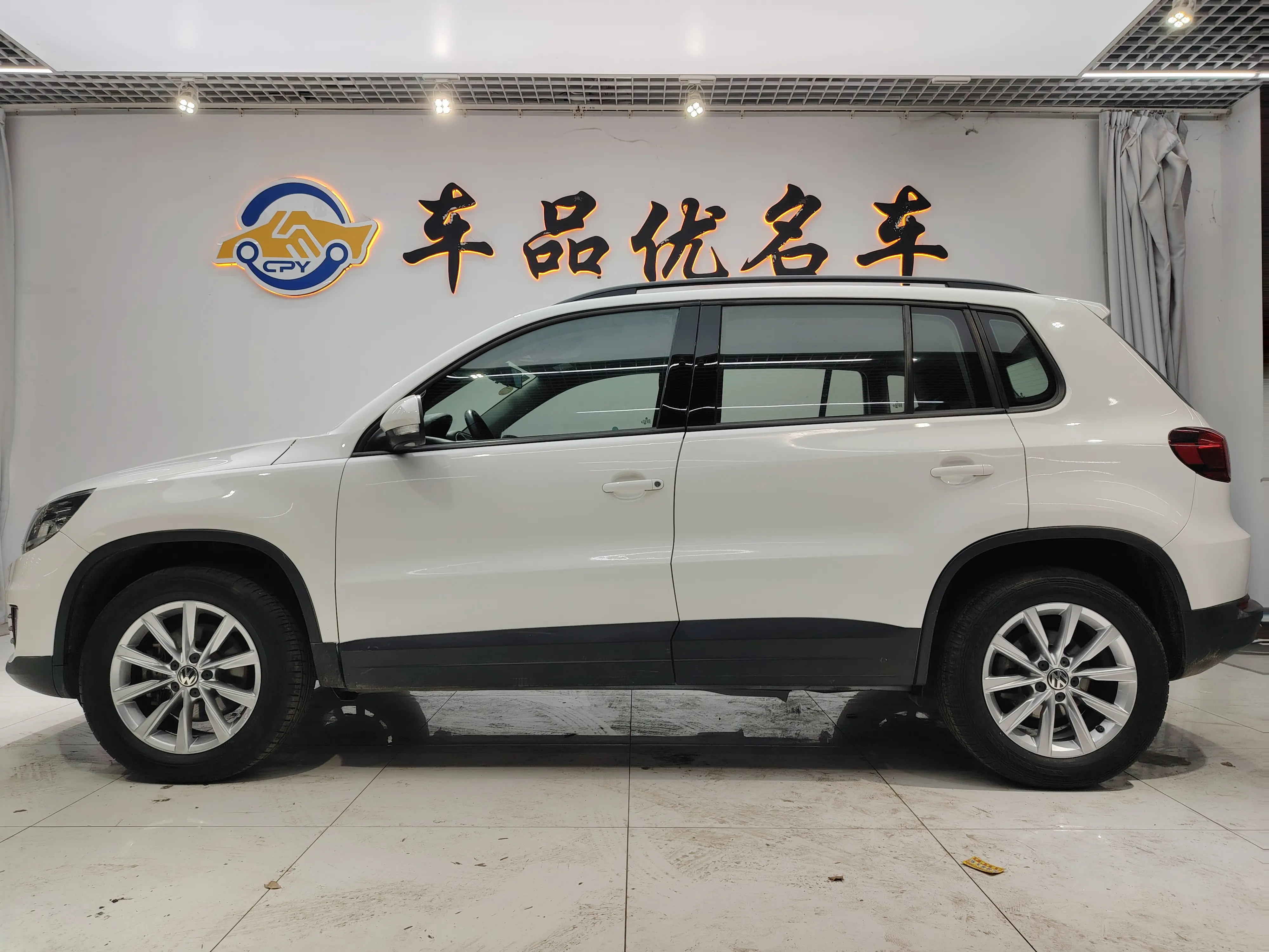 Volkswagen Tiguan (Tharu)