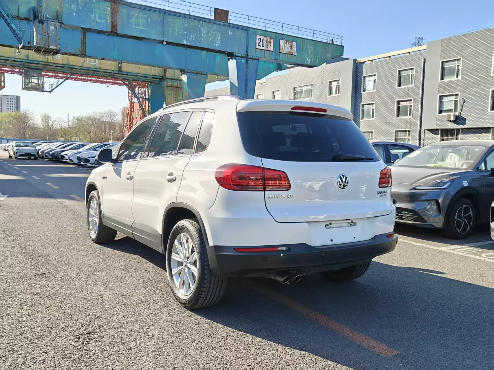 Volkswagen Tiguan (Tharu)