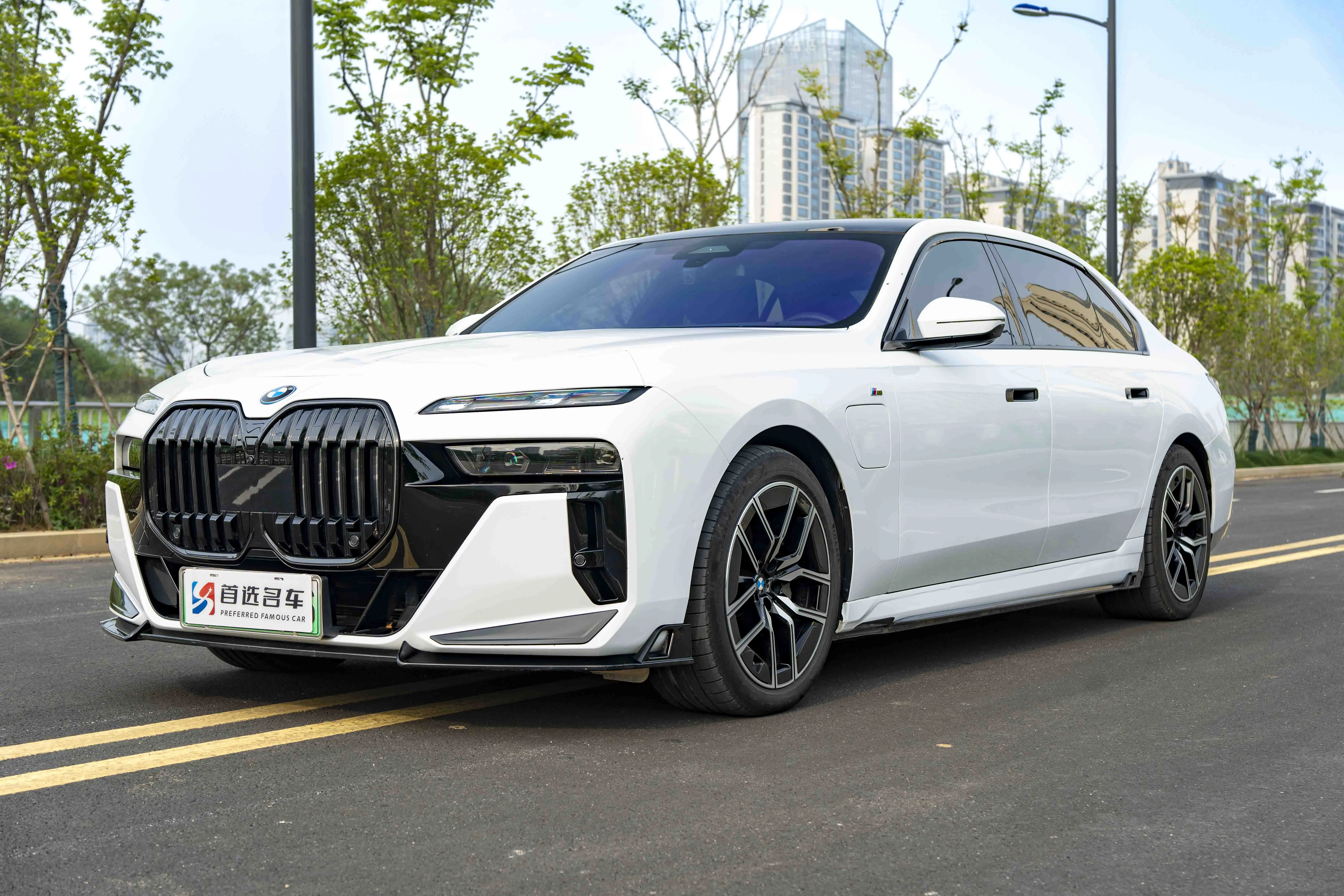 BMW i7