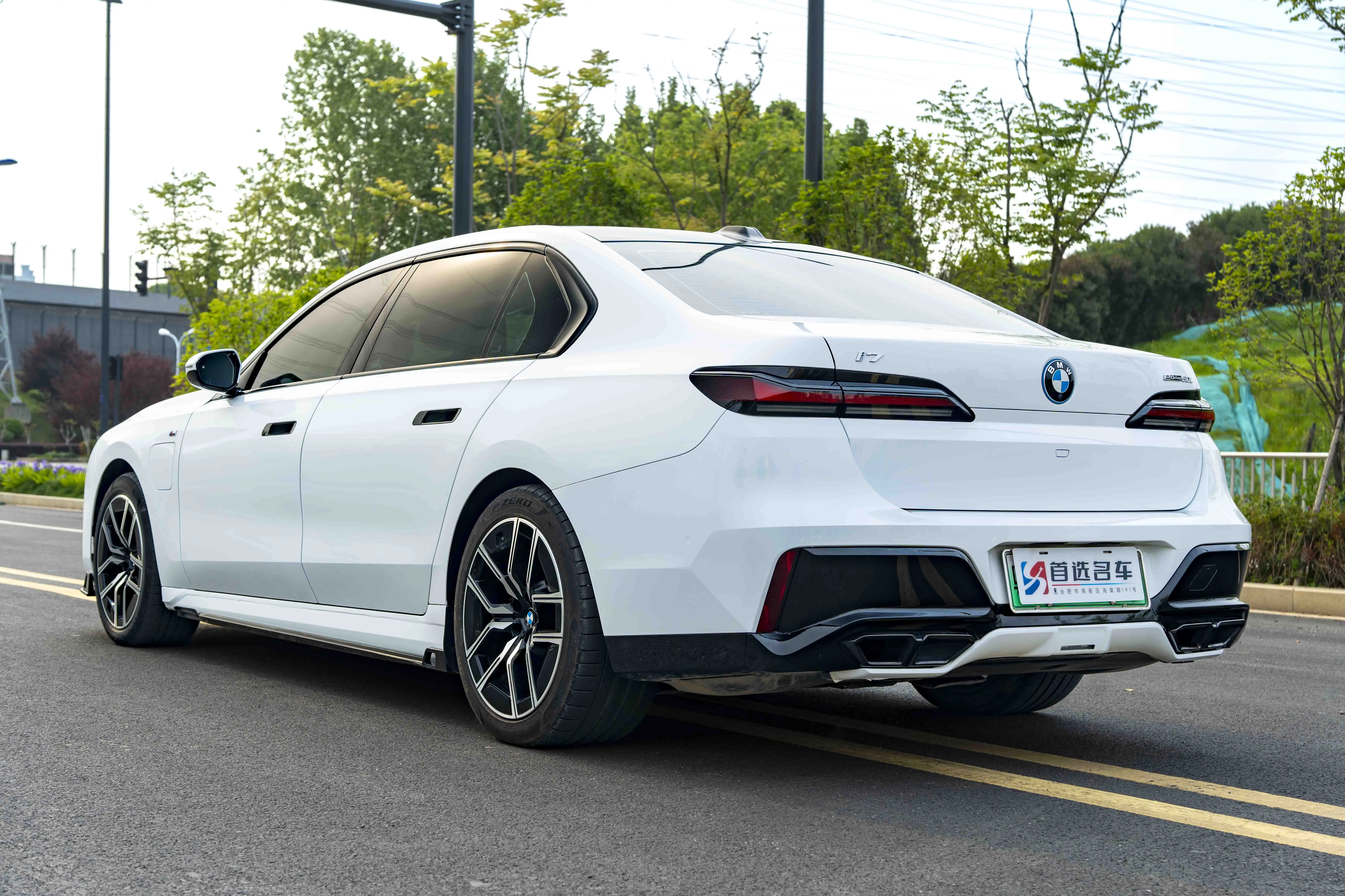 BMW i7