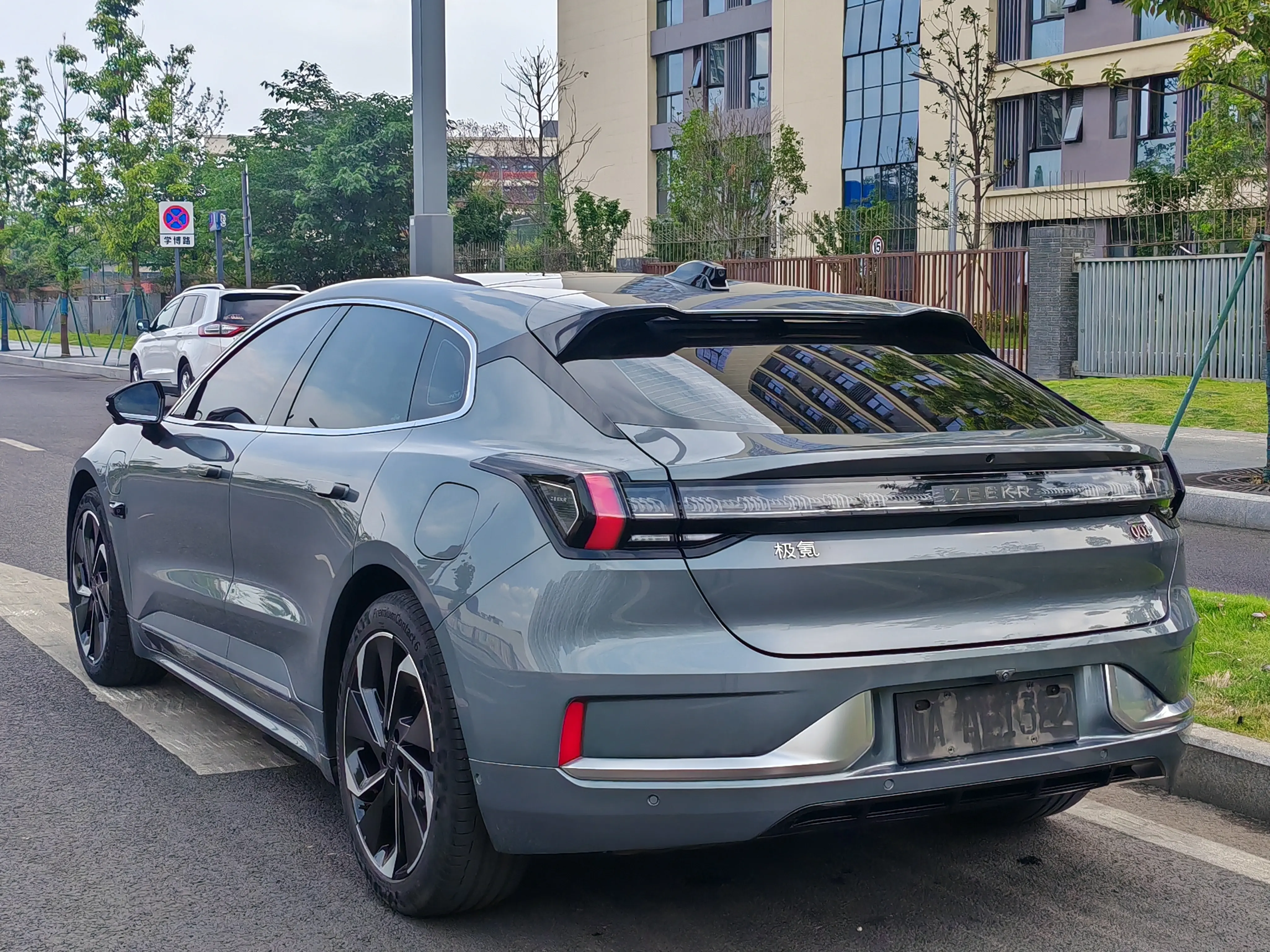 ZEEKR 001