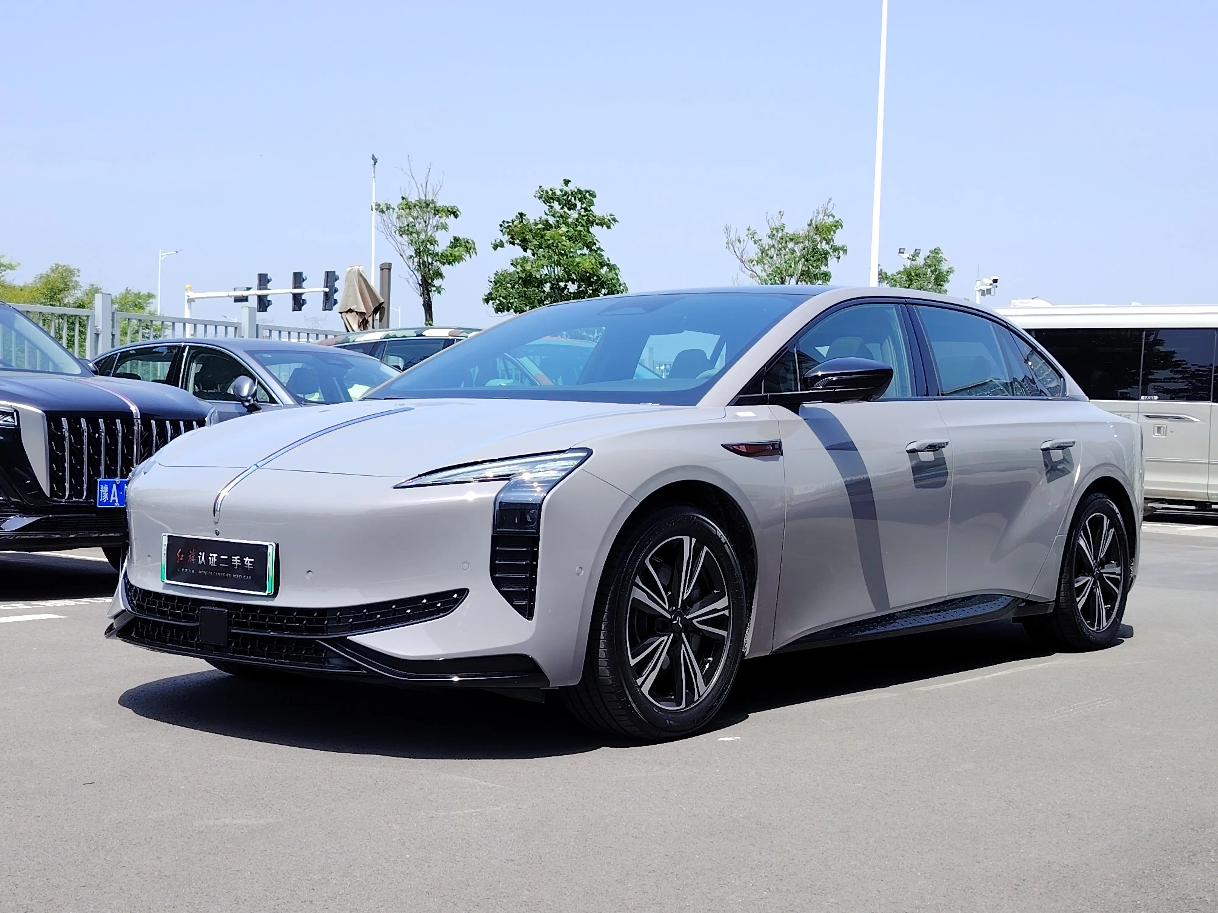 Hongqi EH7