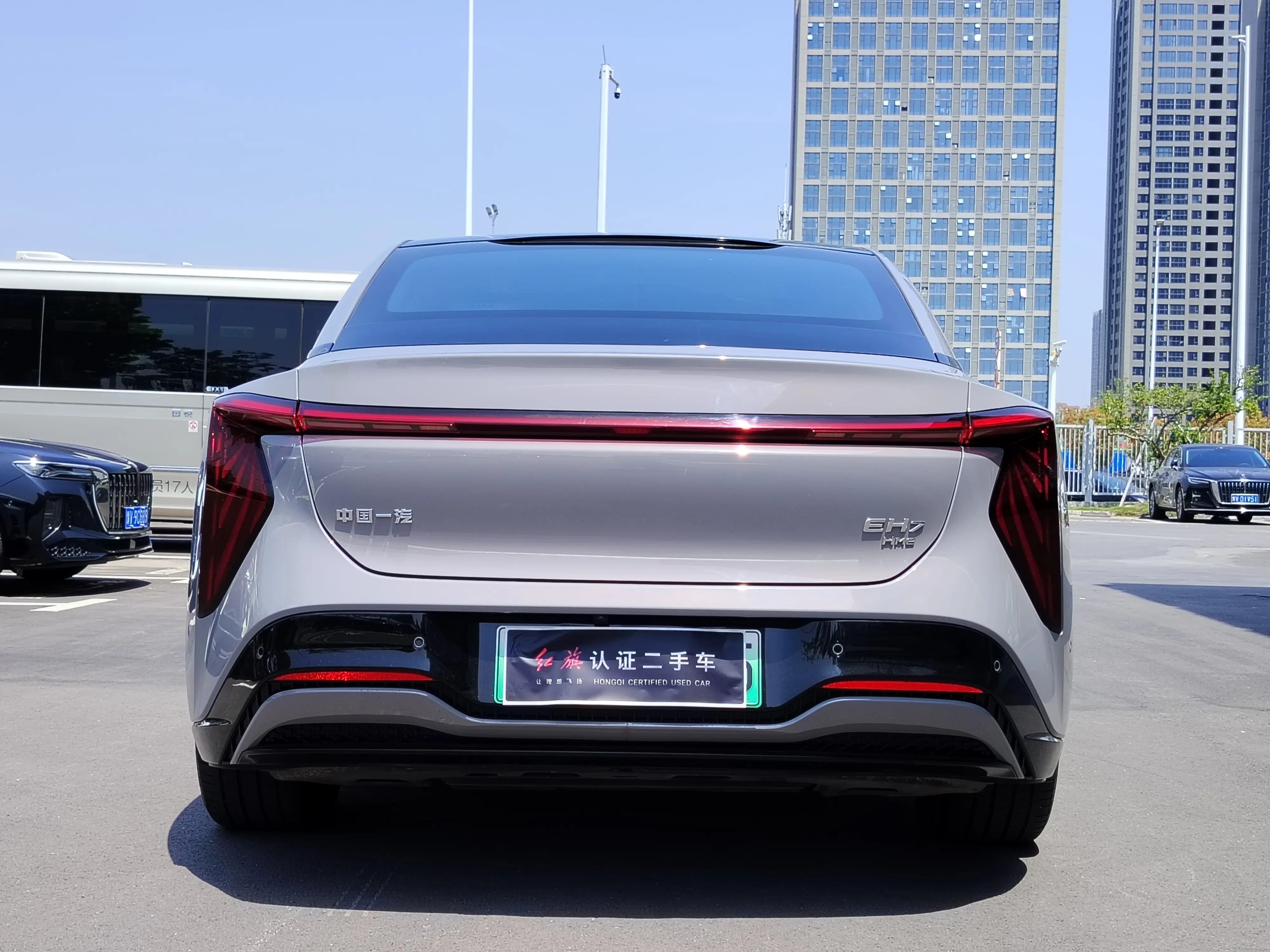 Hongqi EH7