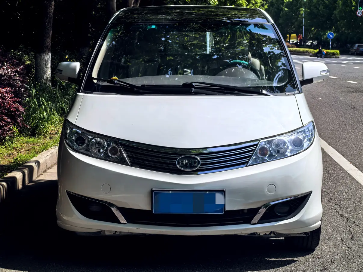 BYD M6