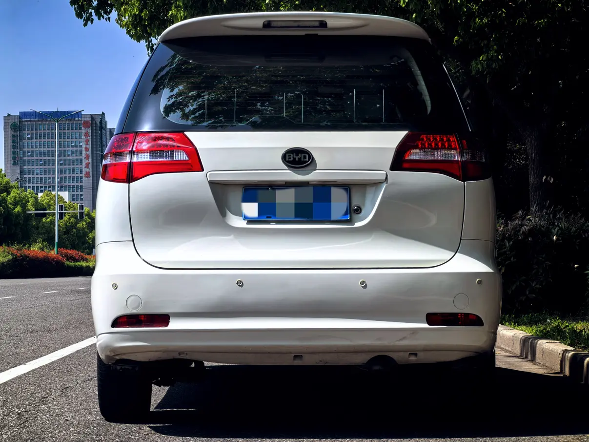 BYD M6