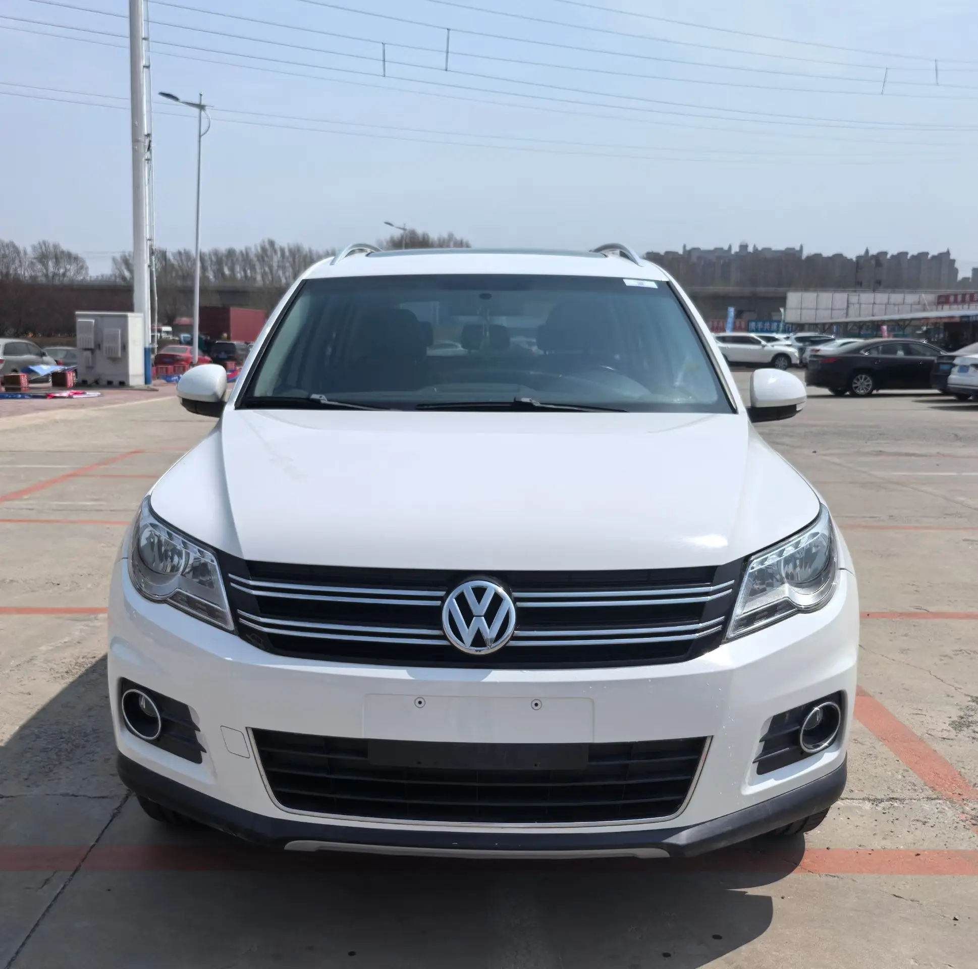 Volkswagen Tiguan (Tharu)