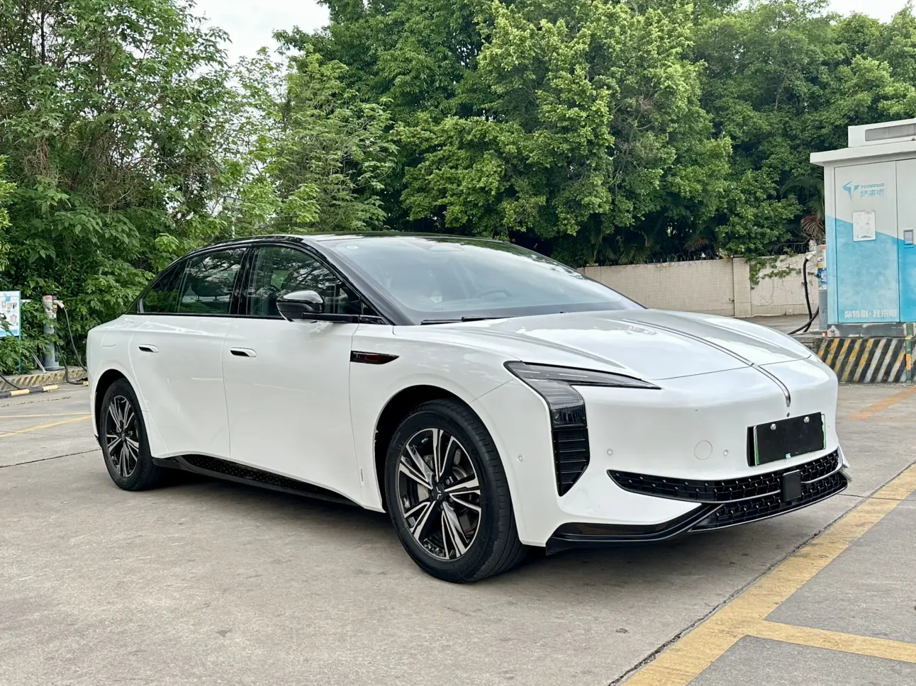 Hongqi EH7