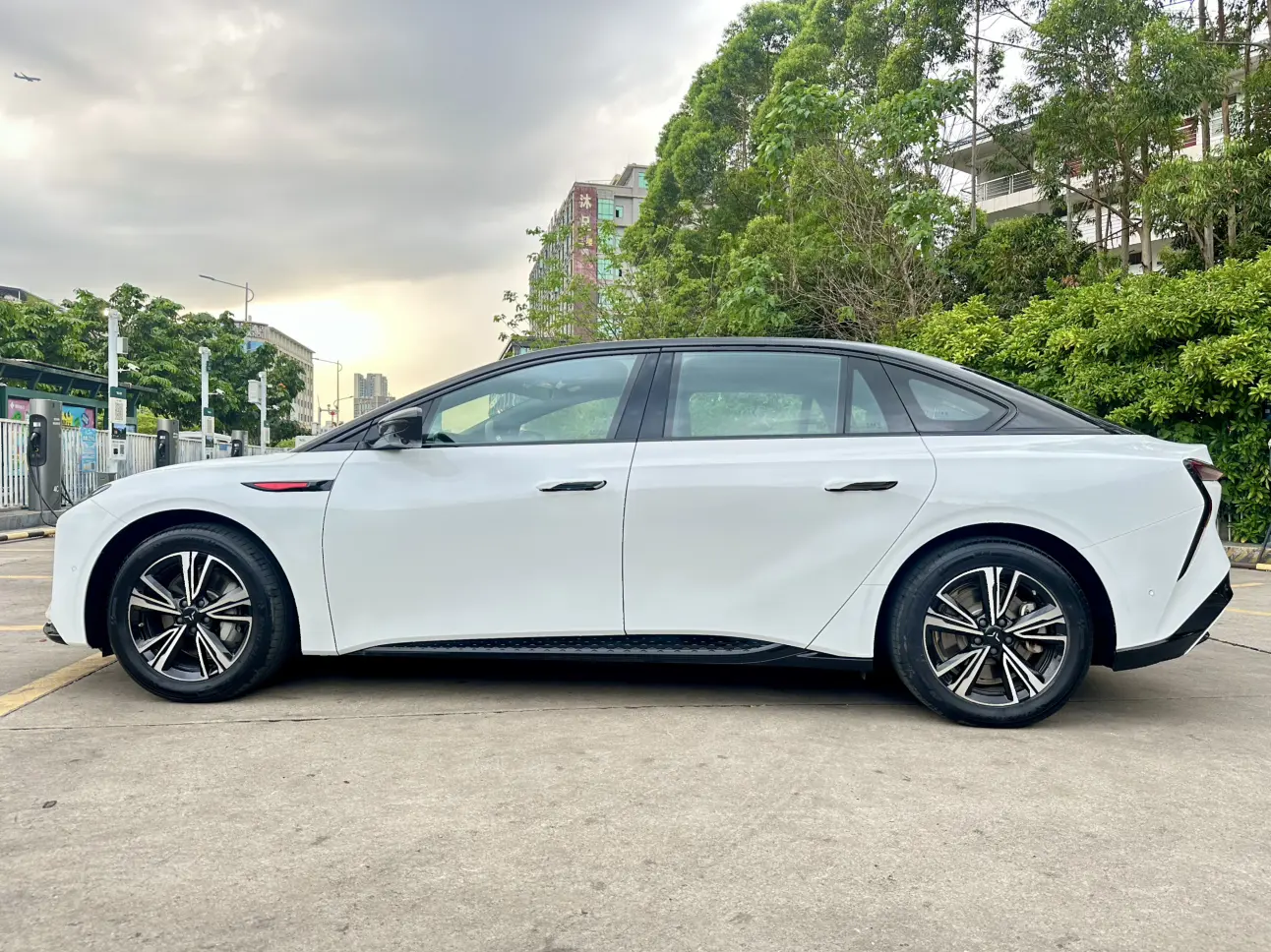 Hongqi EH7