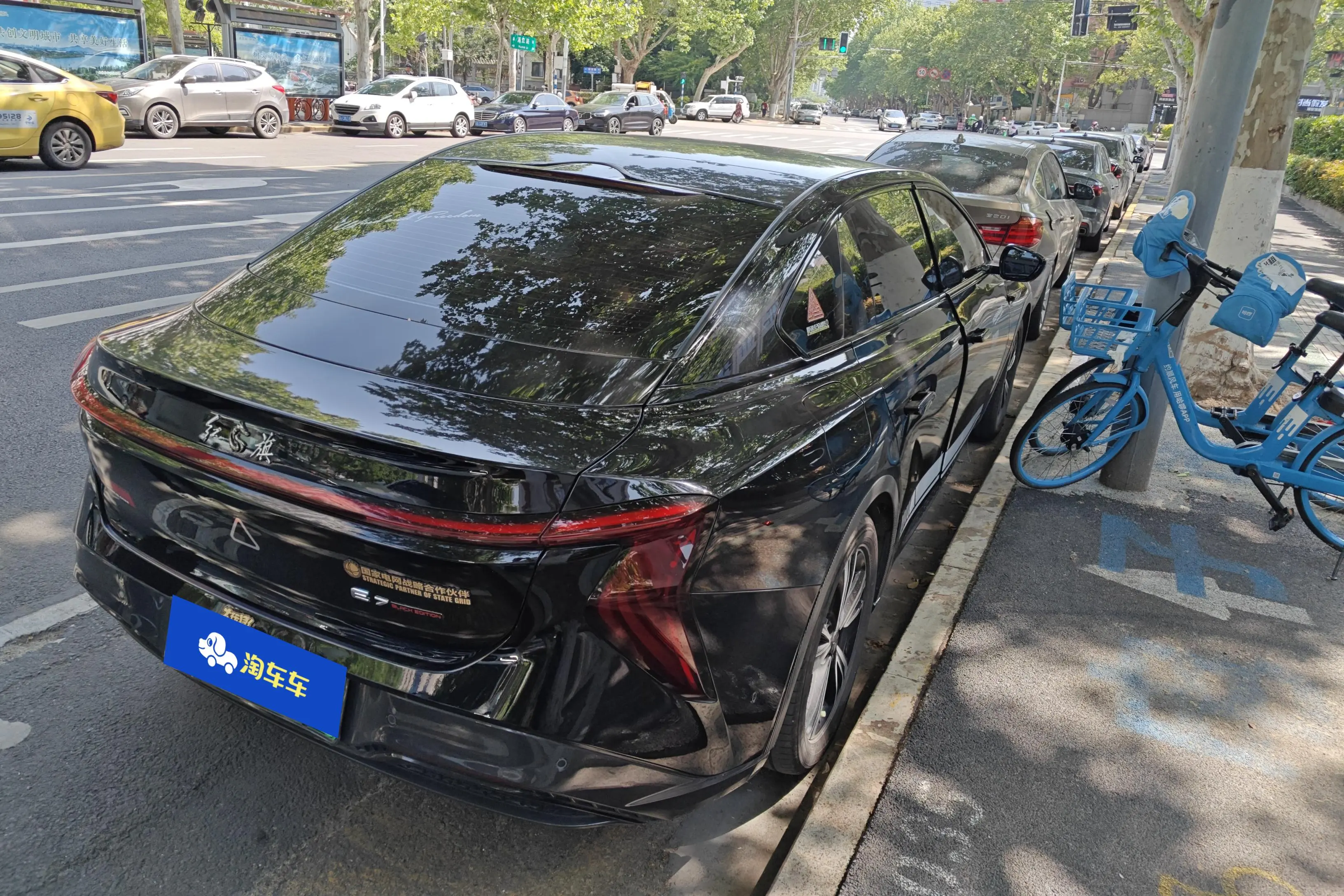 Hongqi EH7