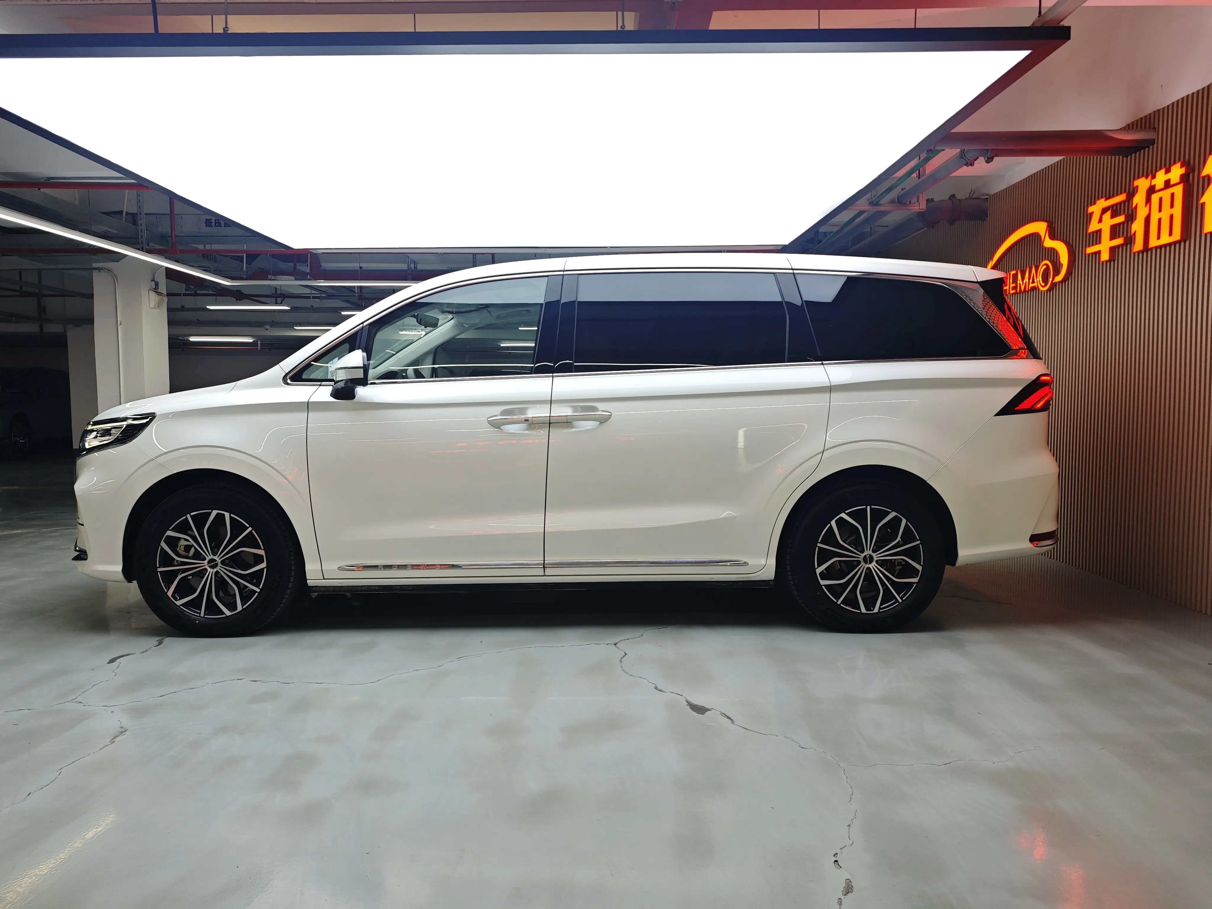 Roewe iMAX8 EV