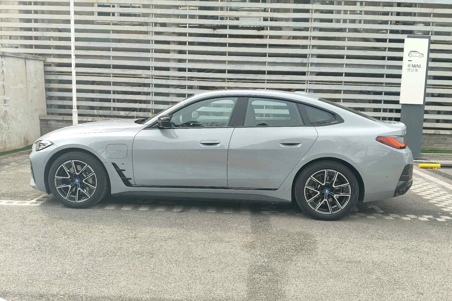 BMW i4