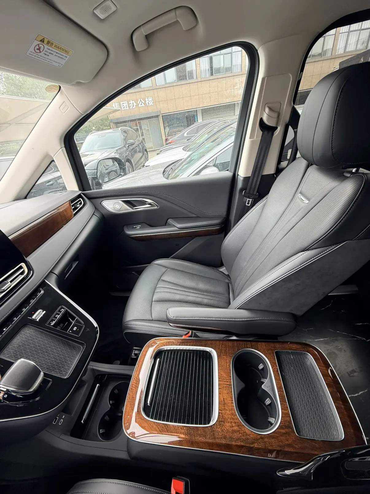 Hongqi HQ9