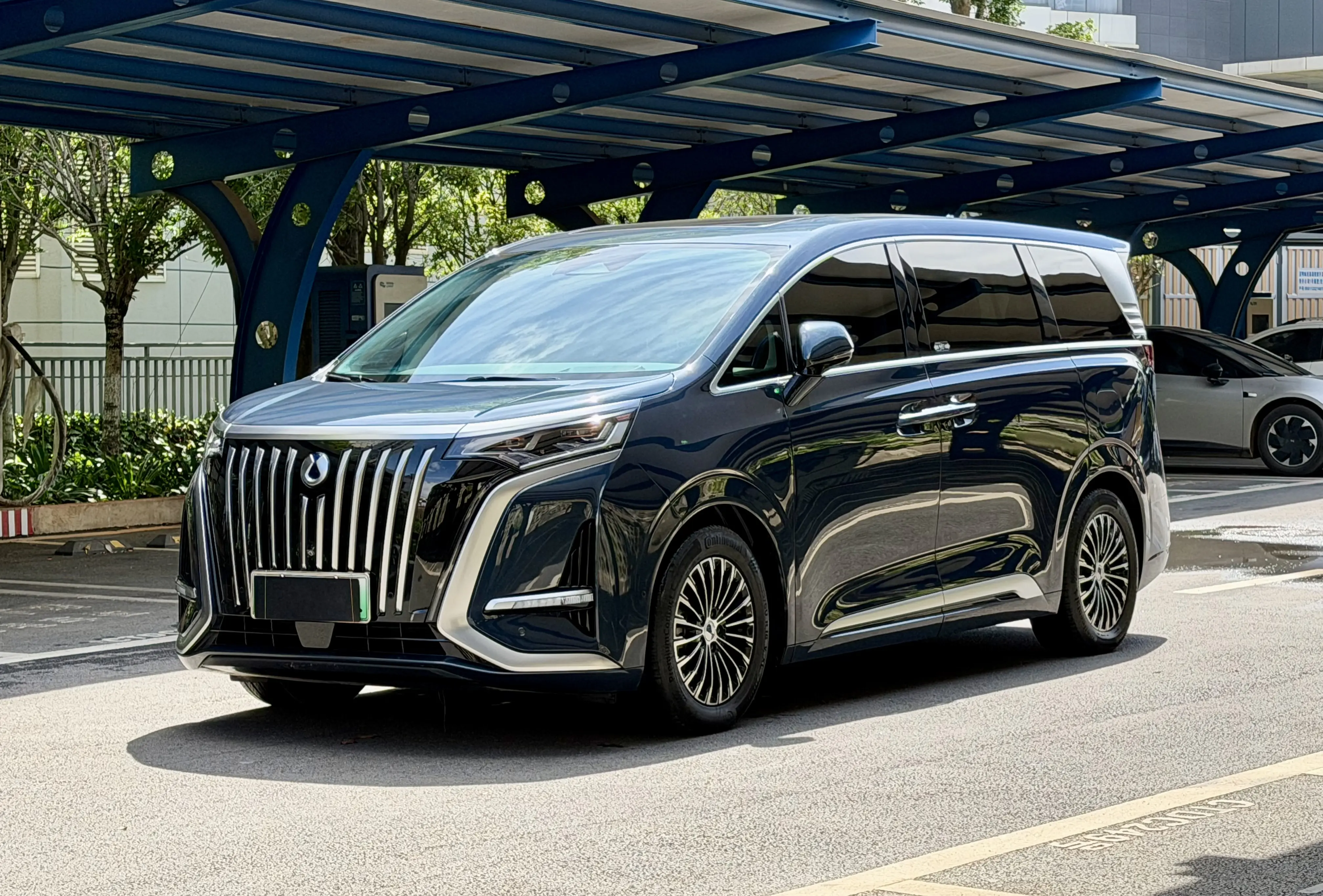 Denza D9 EV