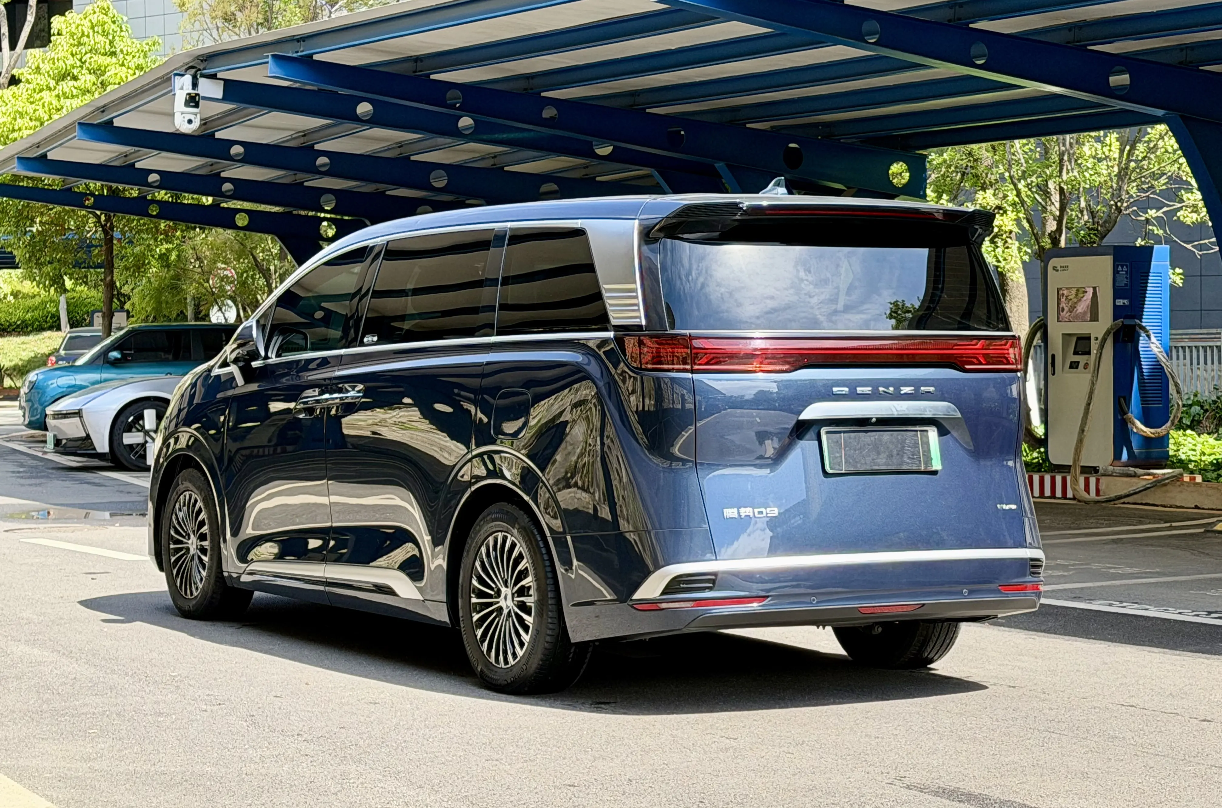 Denza D9 EV