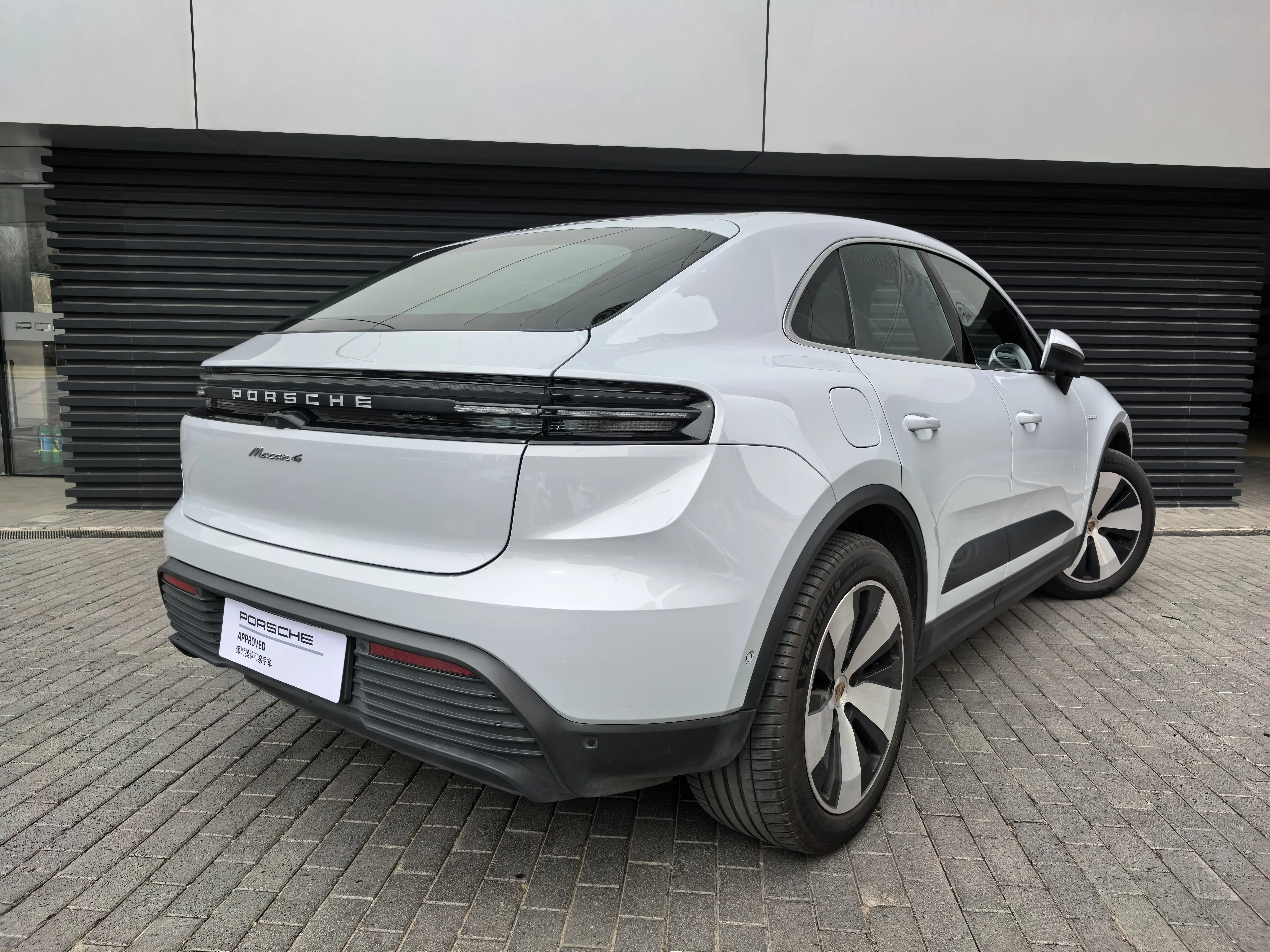 Porsche Macan EV