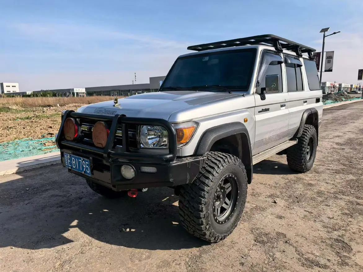 Toyota TGS Land Cruiser 70