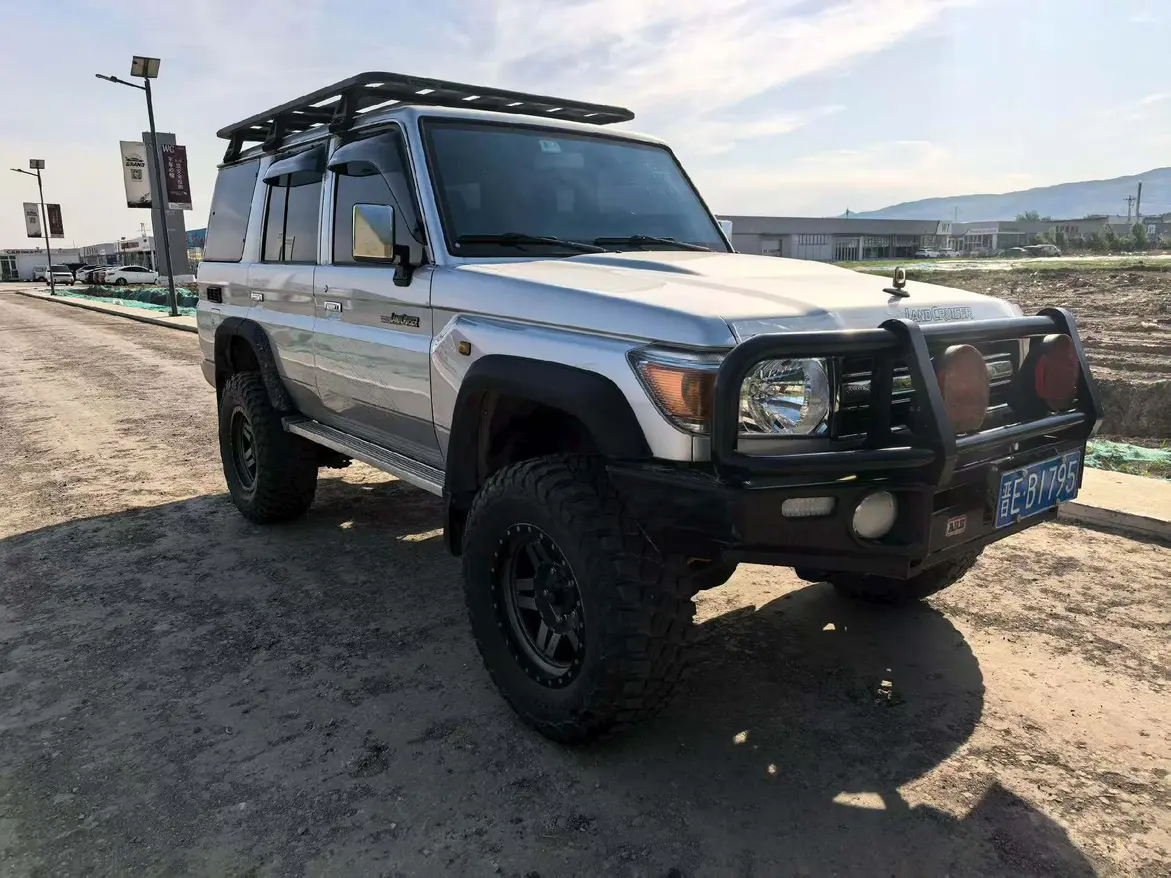 Toyota TGS Land Cruiser 70