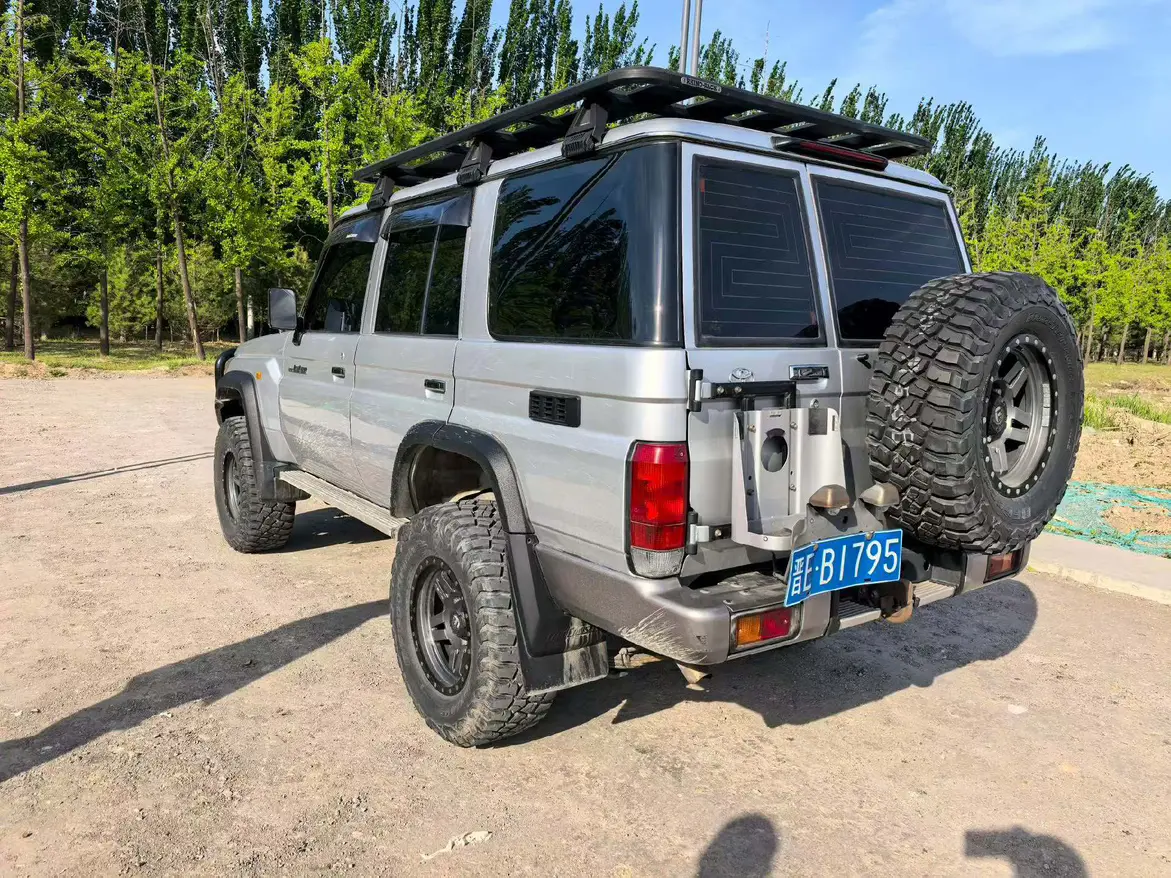 Toyota TGS Land Cruiser 70