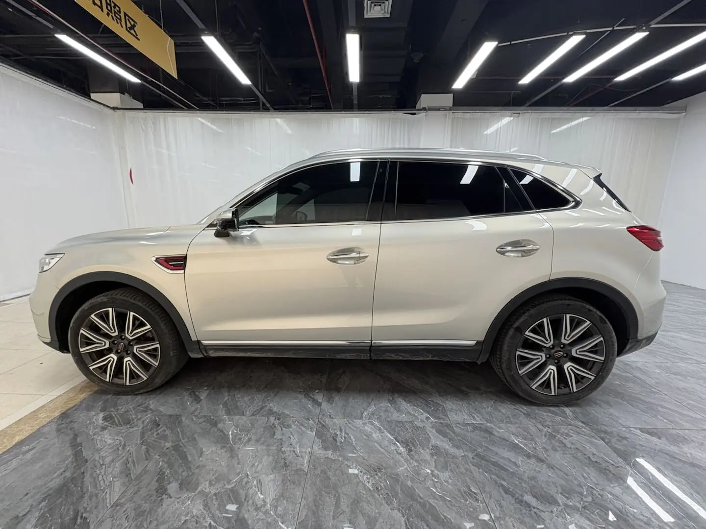 Hongqi HS5