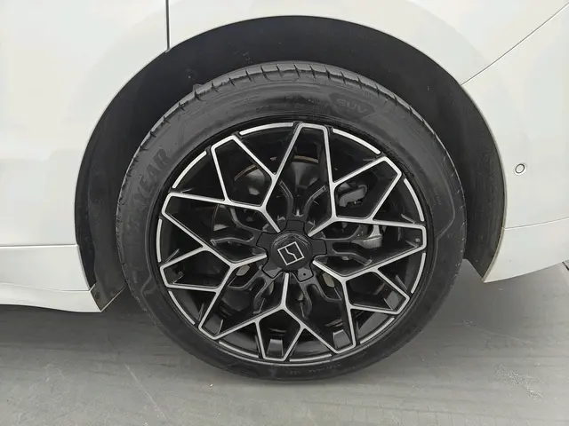 ZEEKR 001