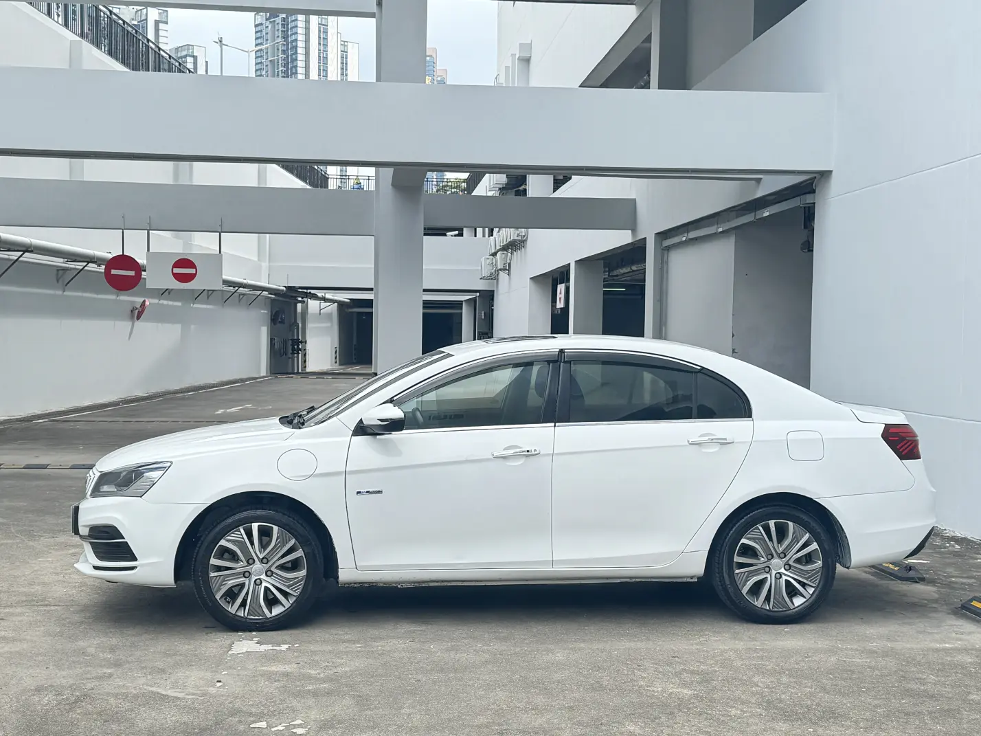 Geely Emgrand EV