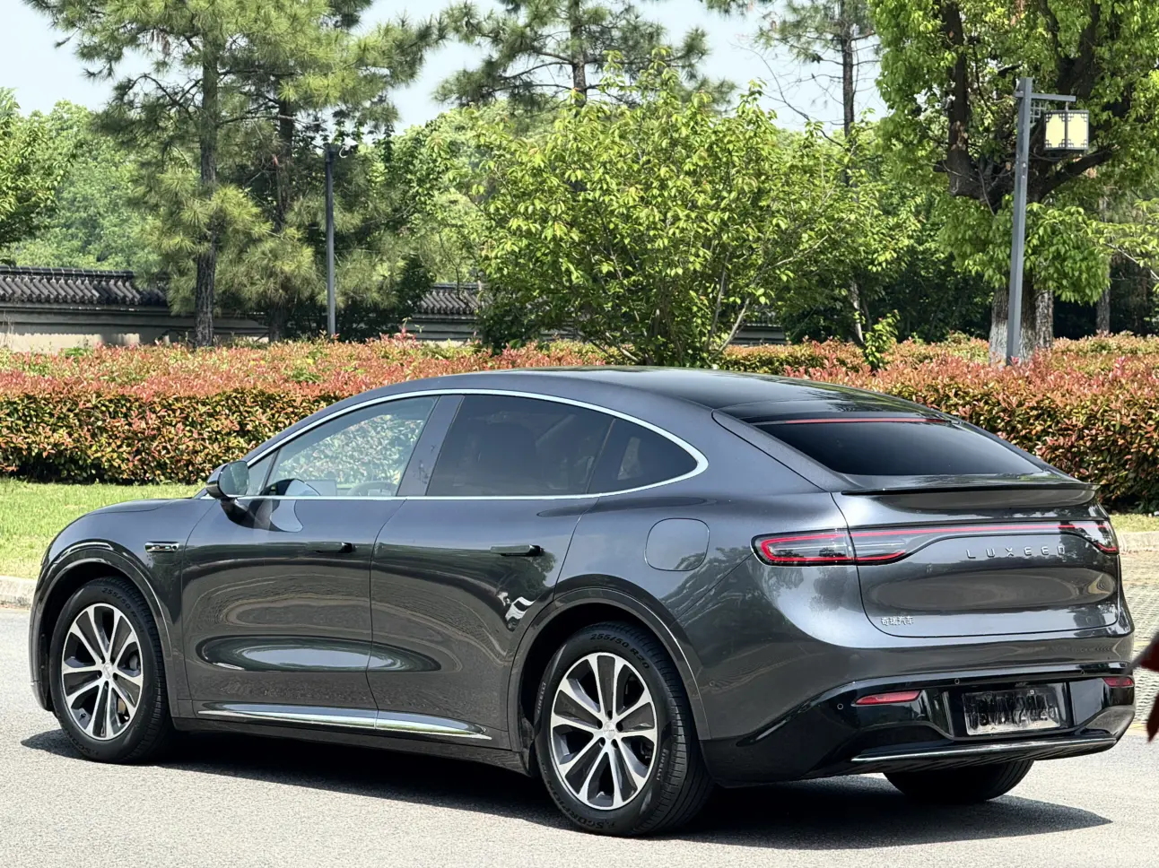 Luxeed Zhijie R7