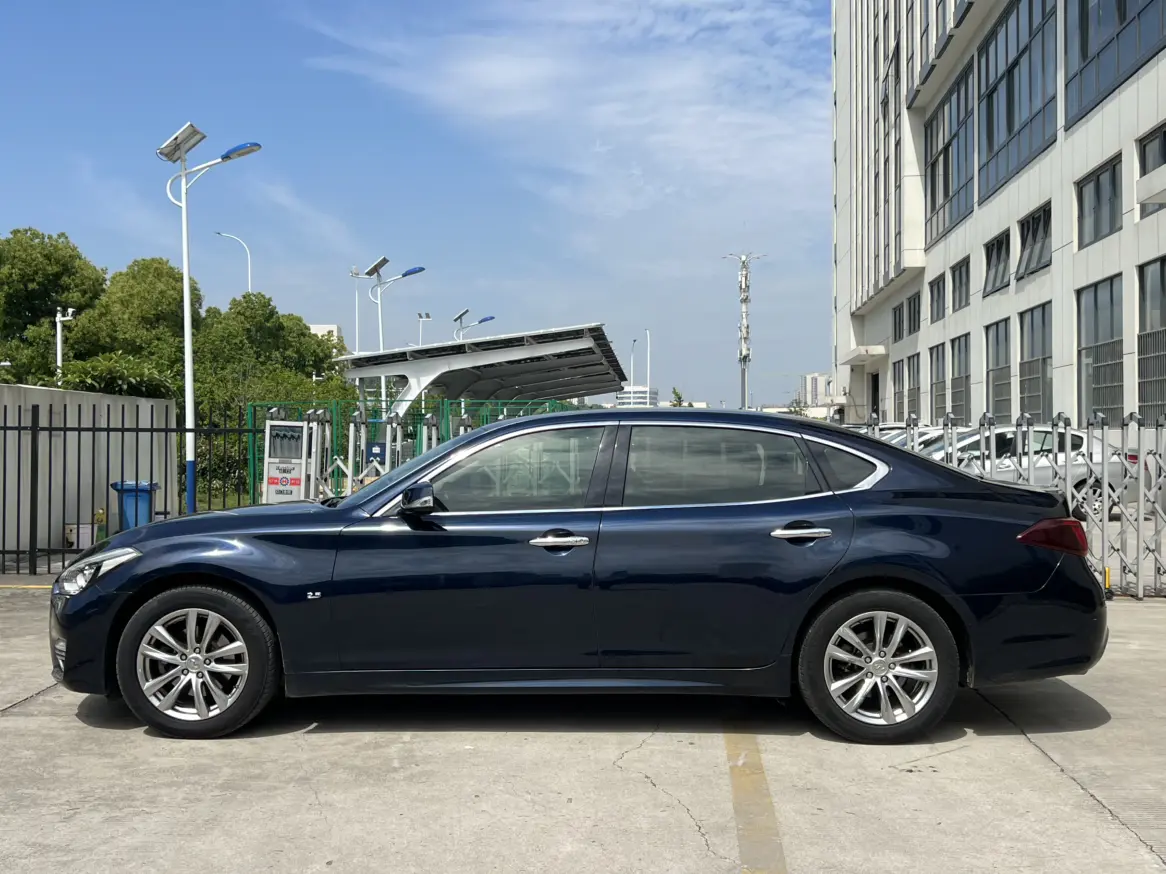 Infiniti Q70