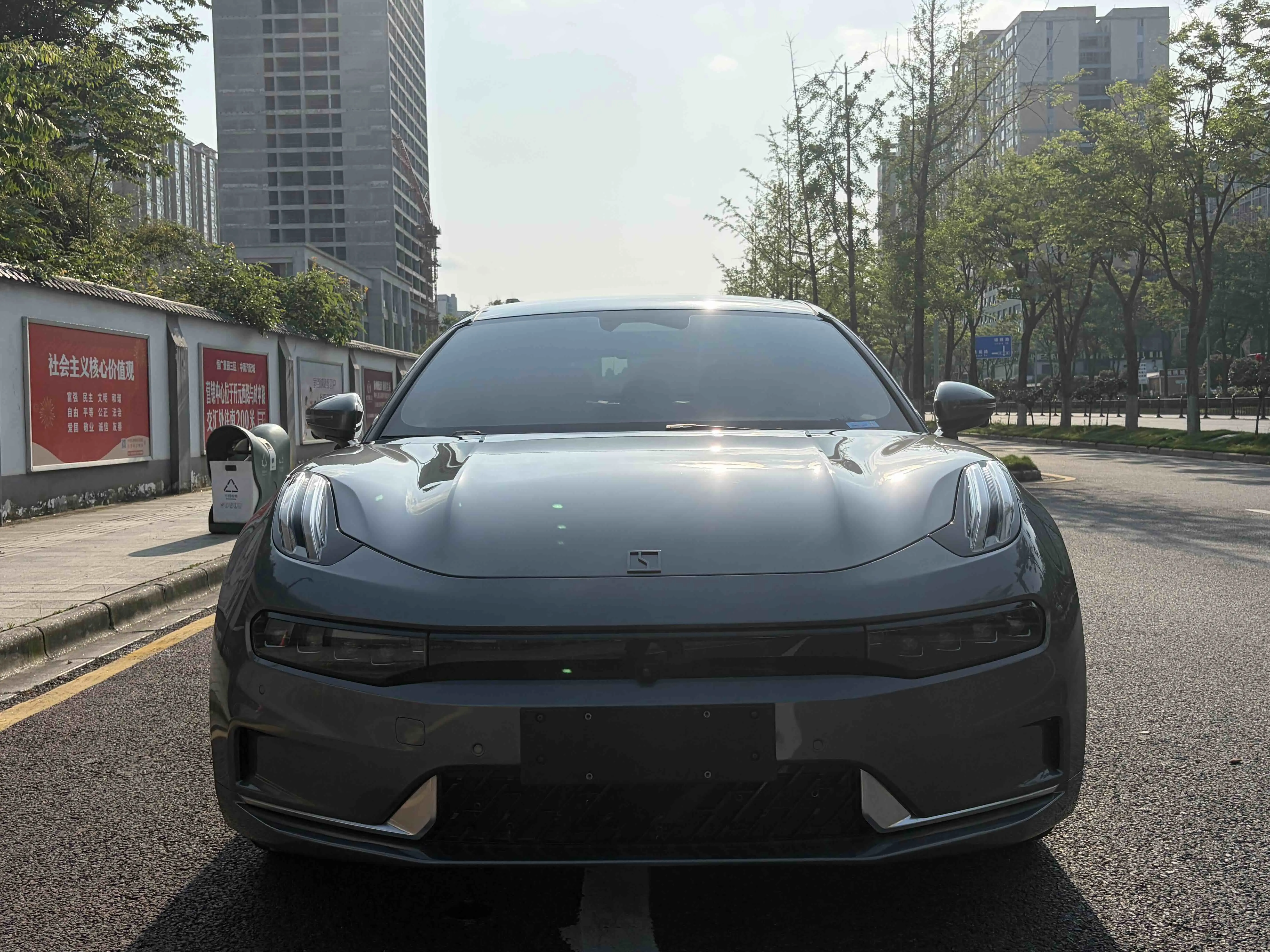 ZEEKR 001