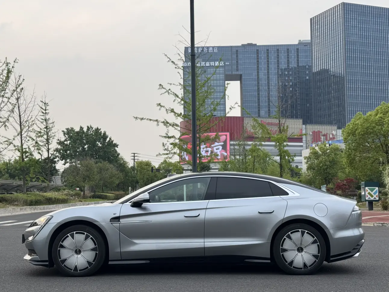 BYD Looking up at the U7 EV