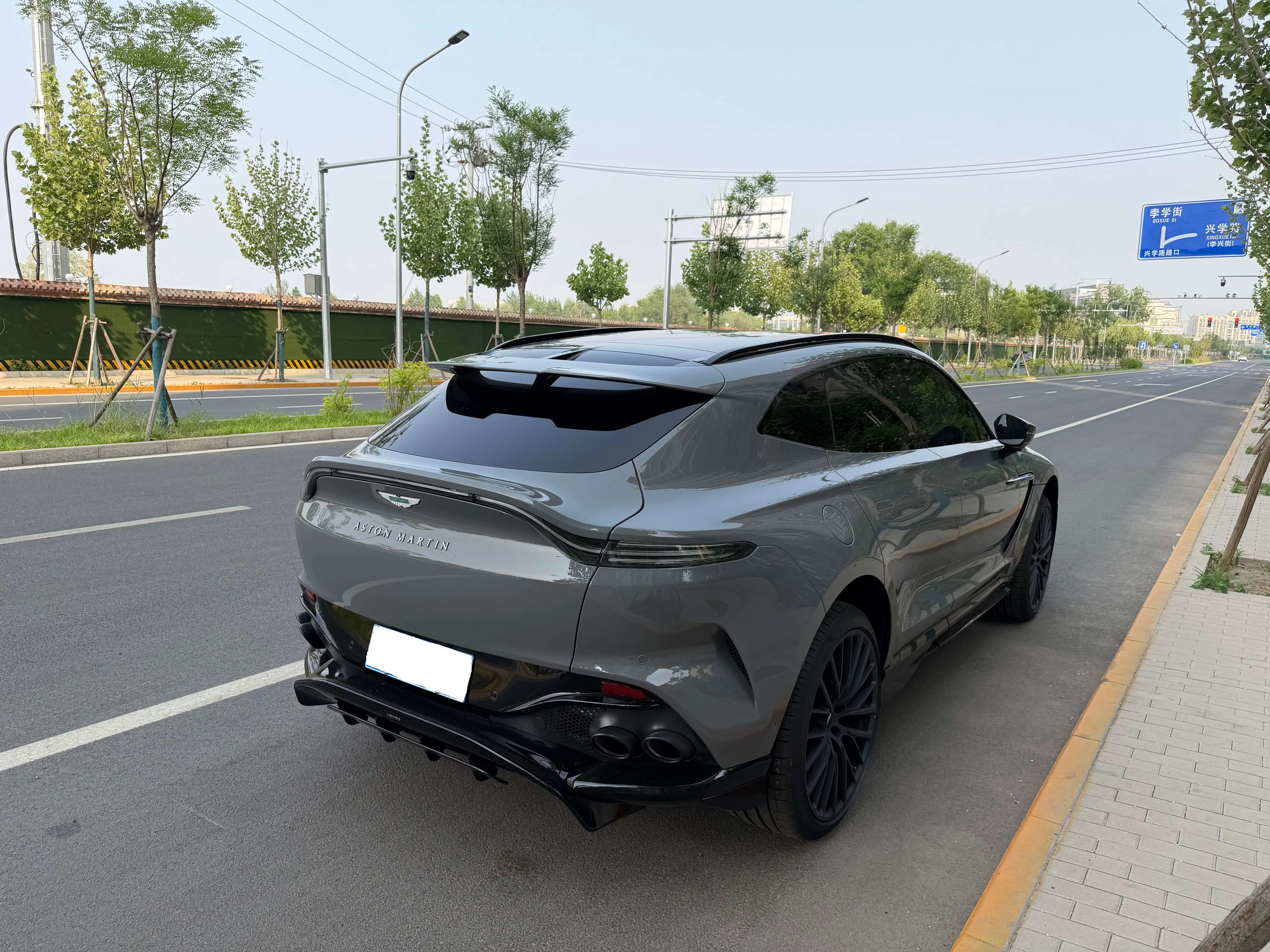 Aston Martin DBX