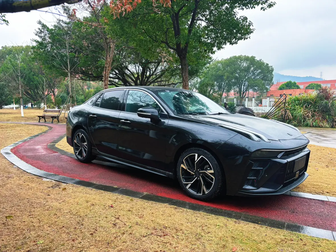 Lynk & Co 03