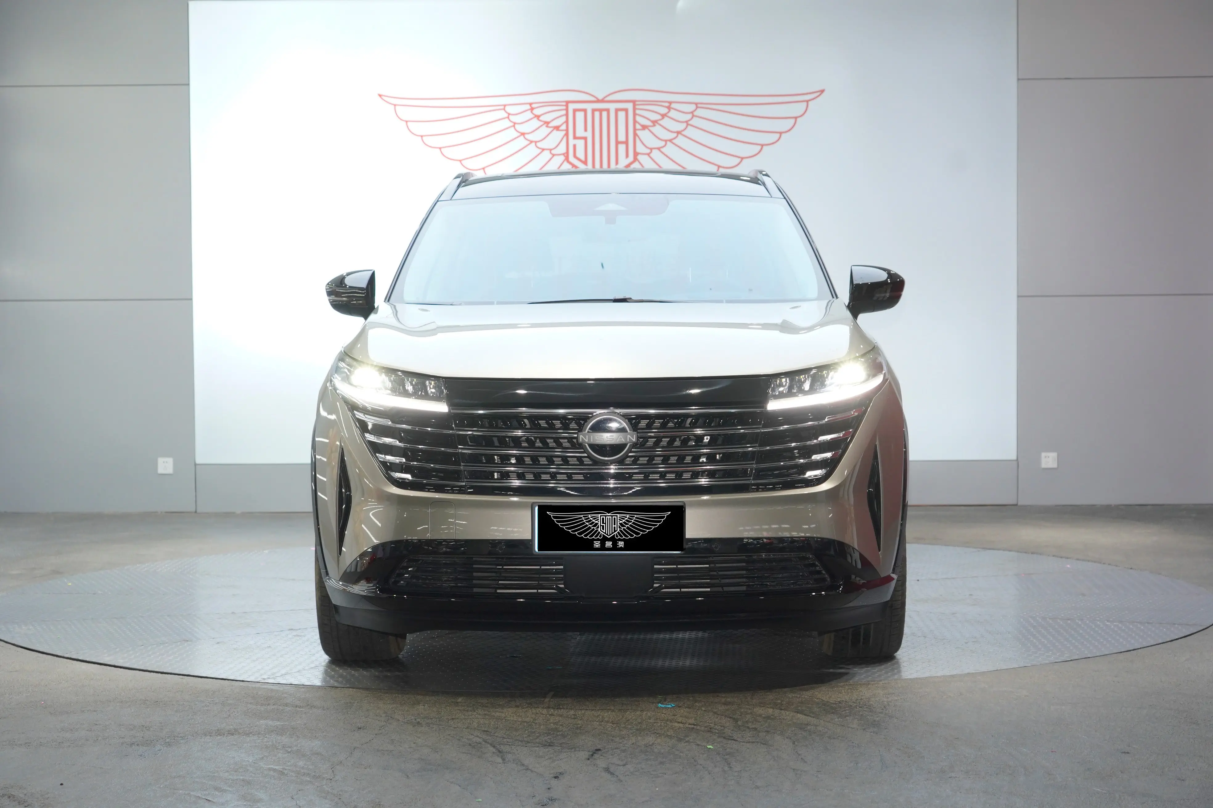 Nissan Explore the land