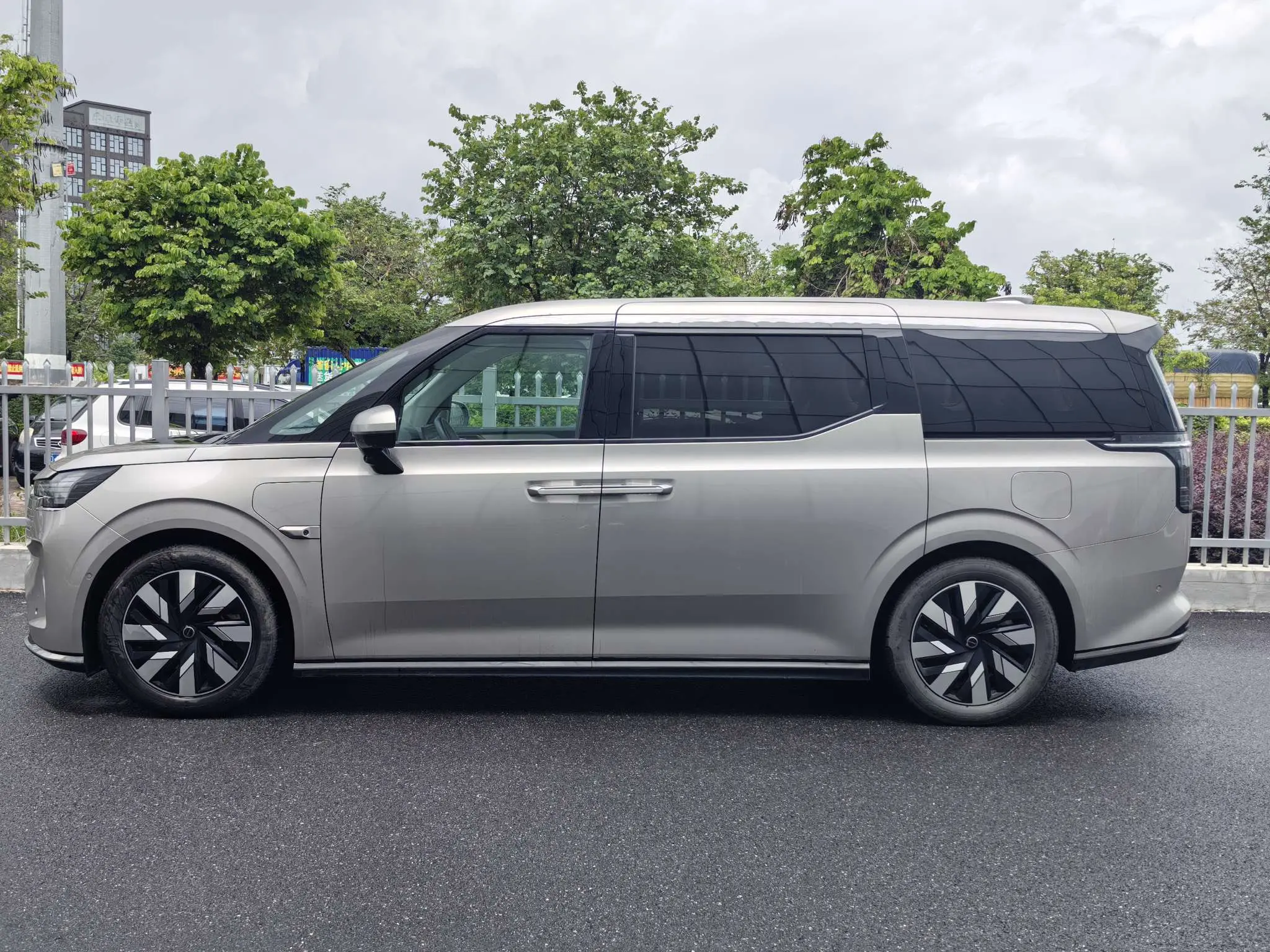 Volvo EM90