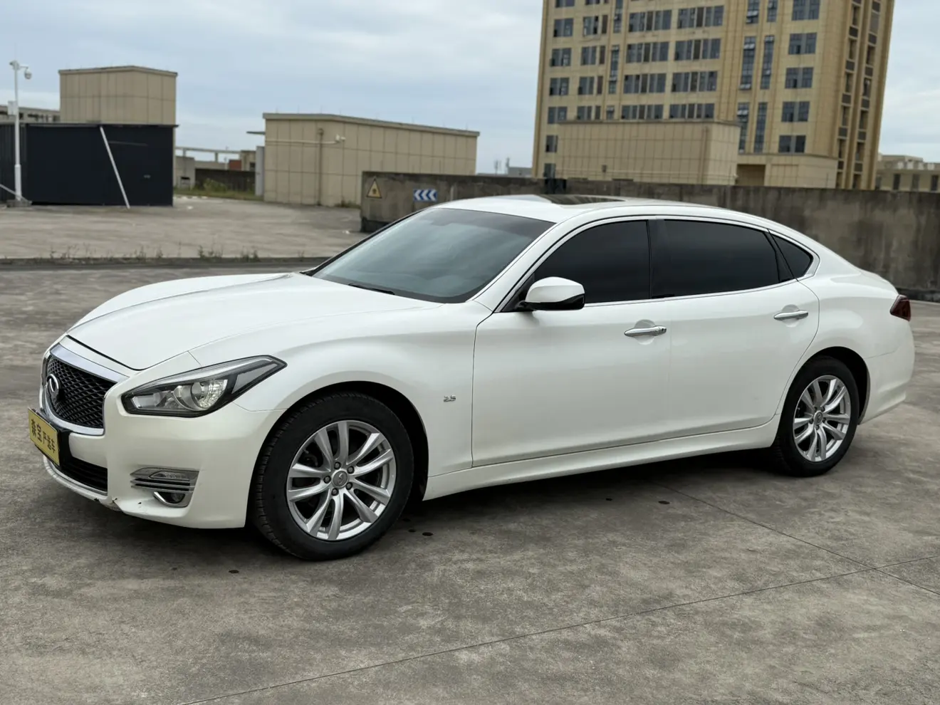 Infiniti Q70