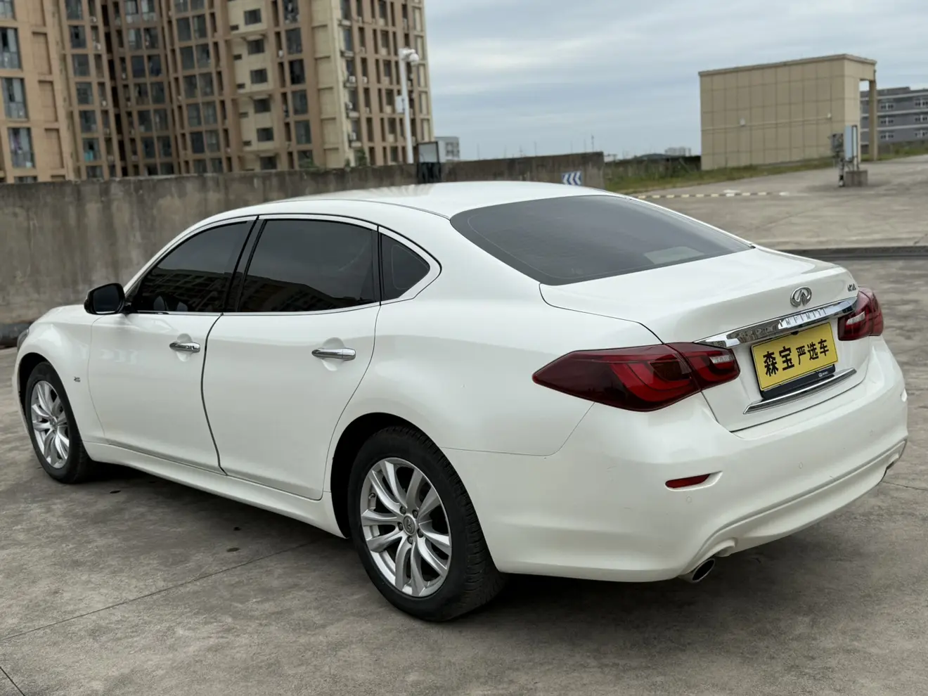 Infiniti Q70