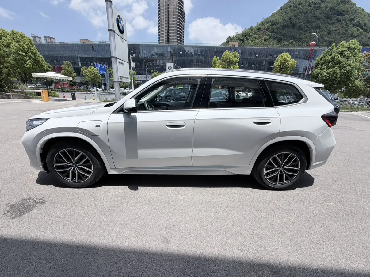 BMW iX1