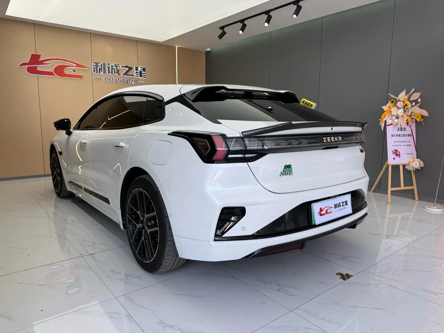 ZEEKR 001