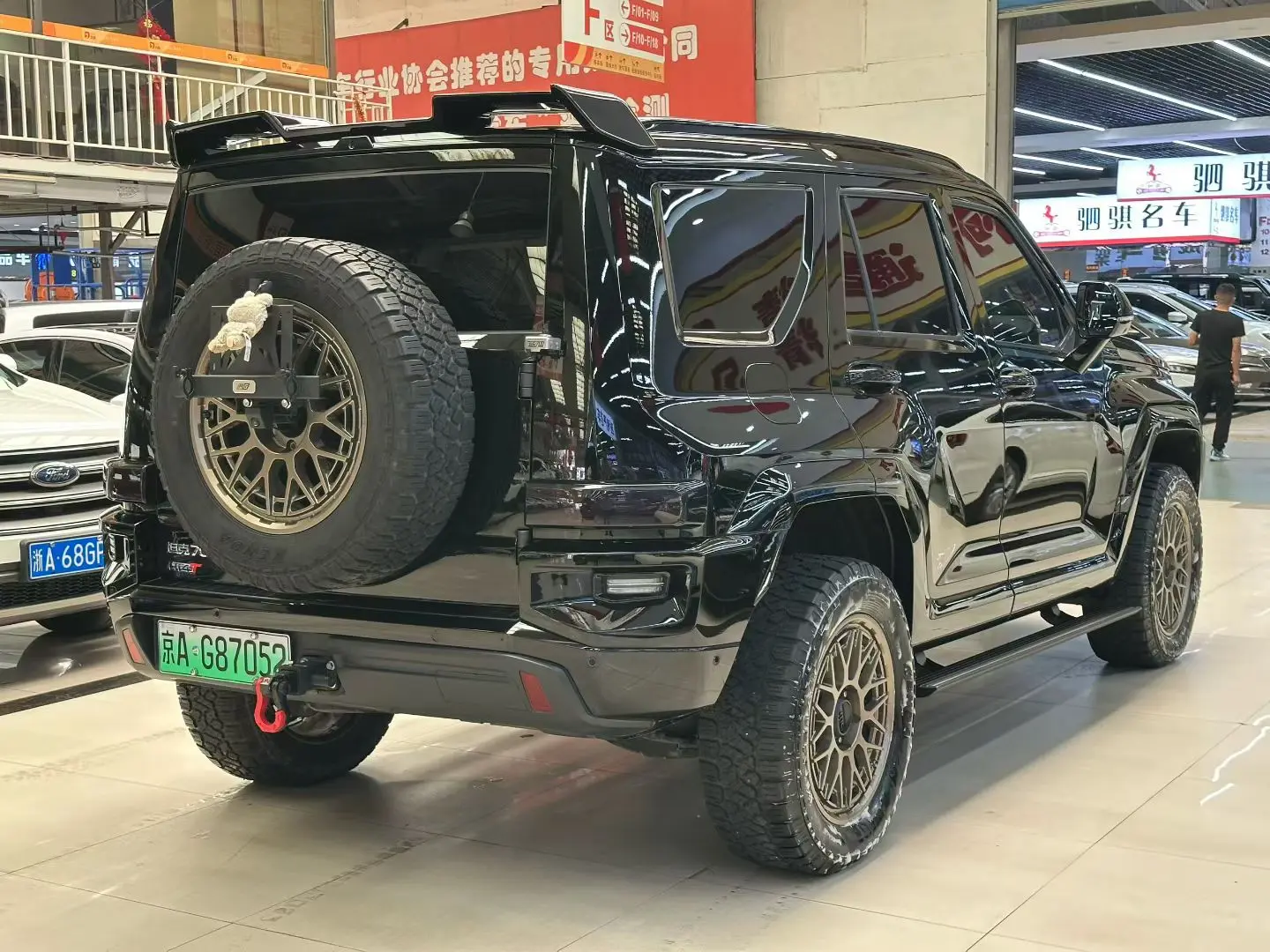 Tank 700Hi4-T