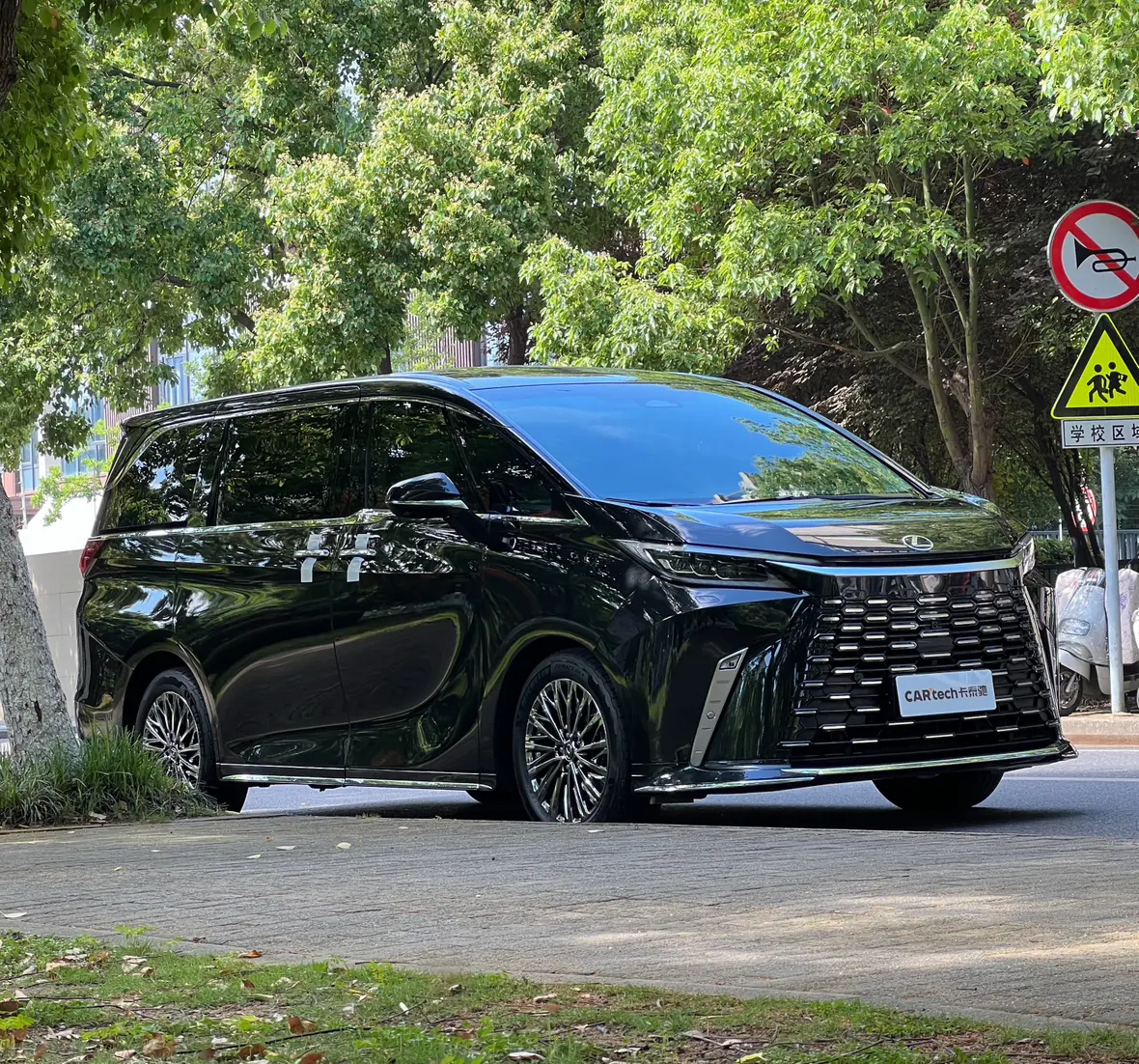Lexus LM