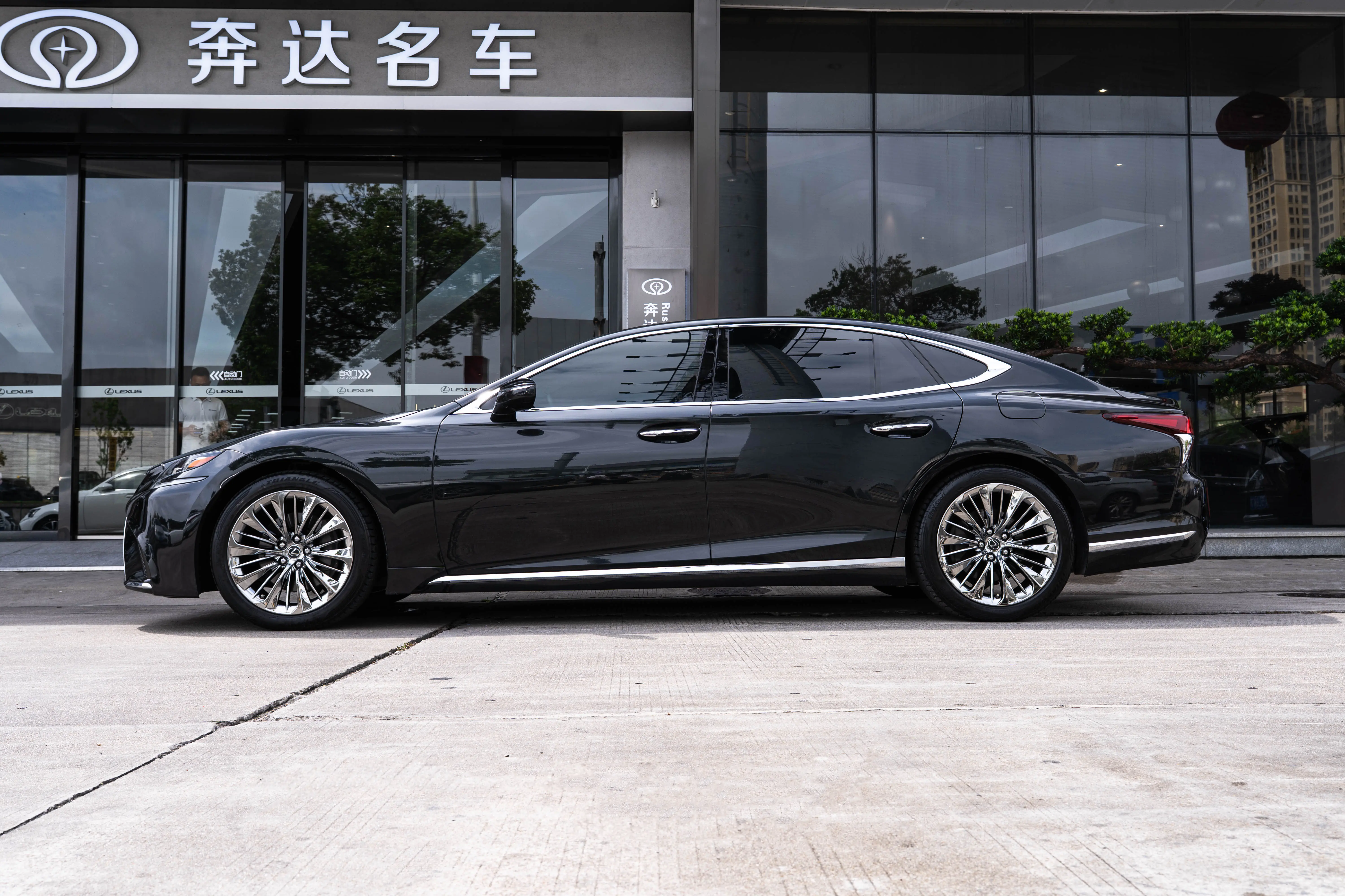 Lexus LS