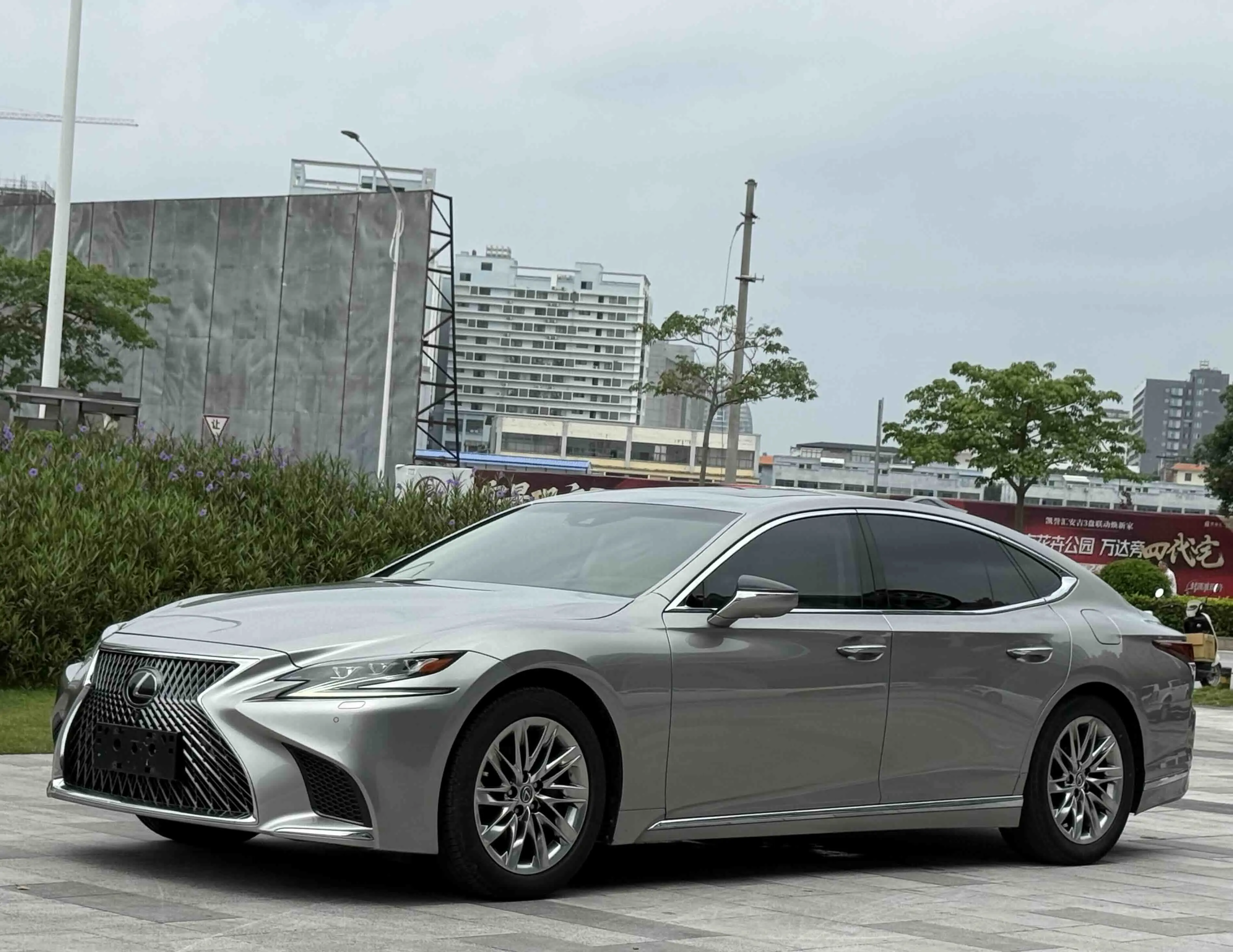 Lexus LS