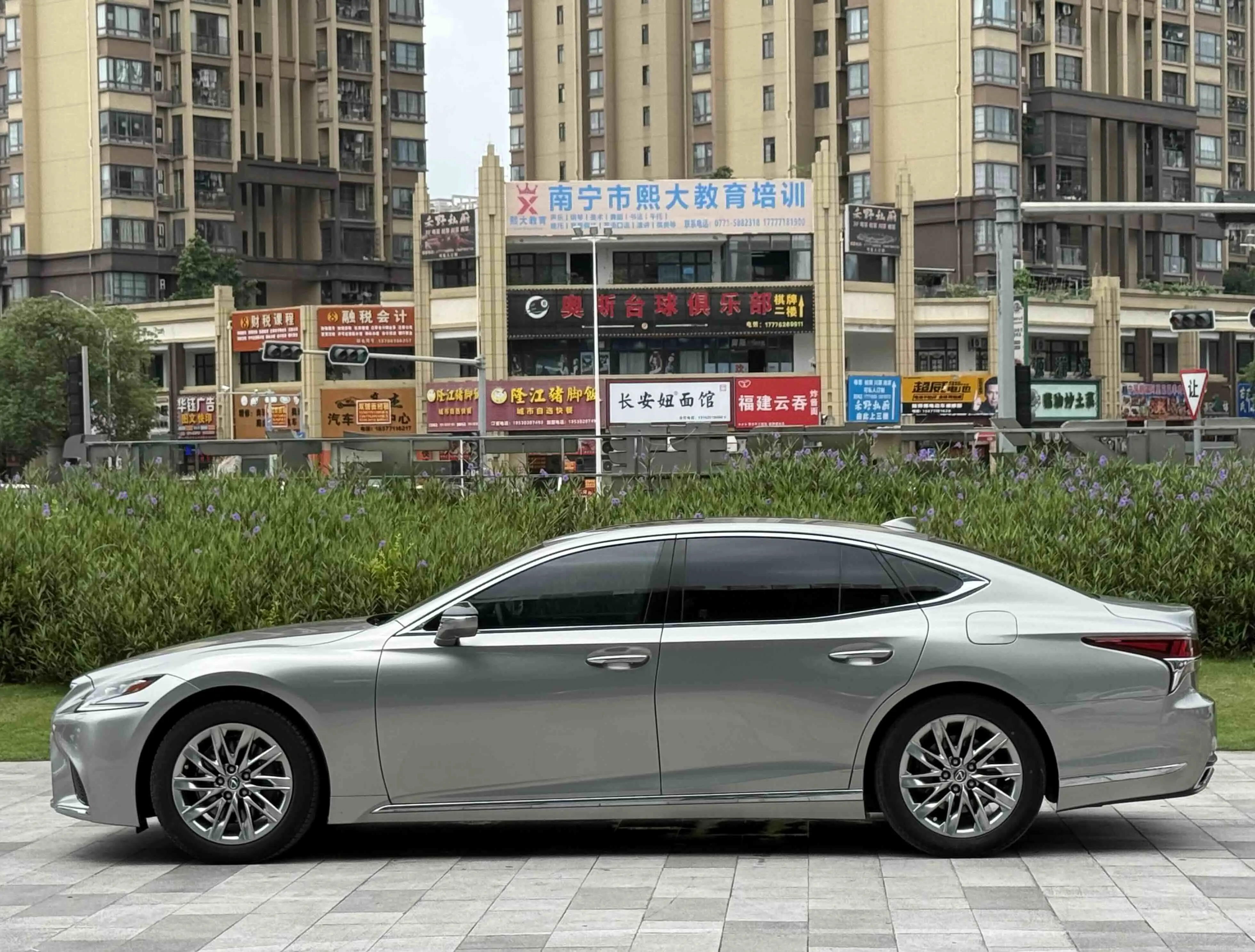 Lexus LS