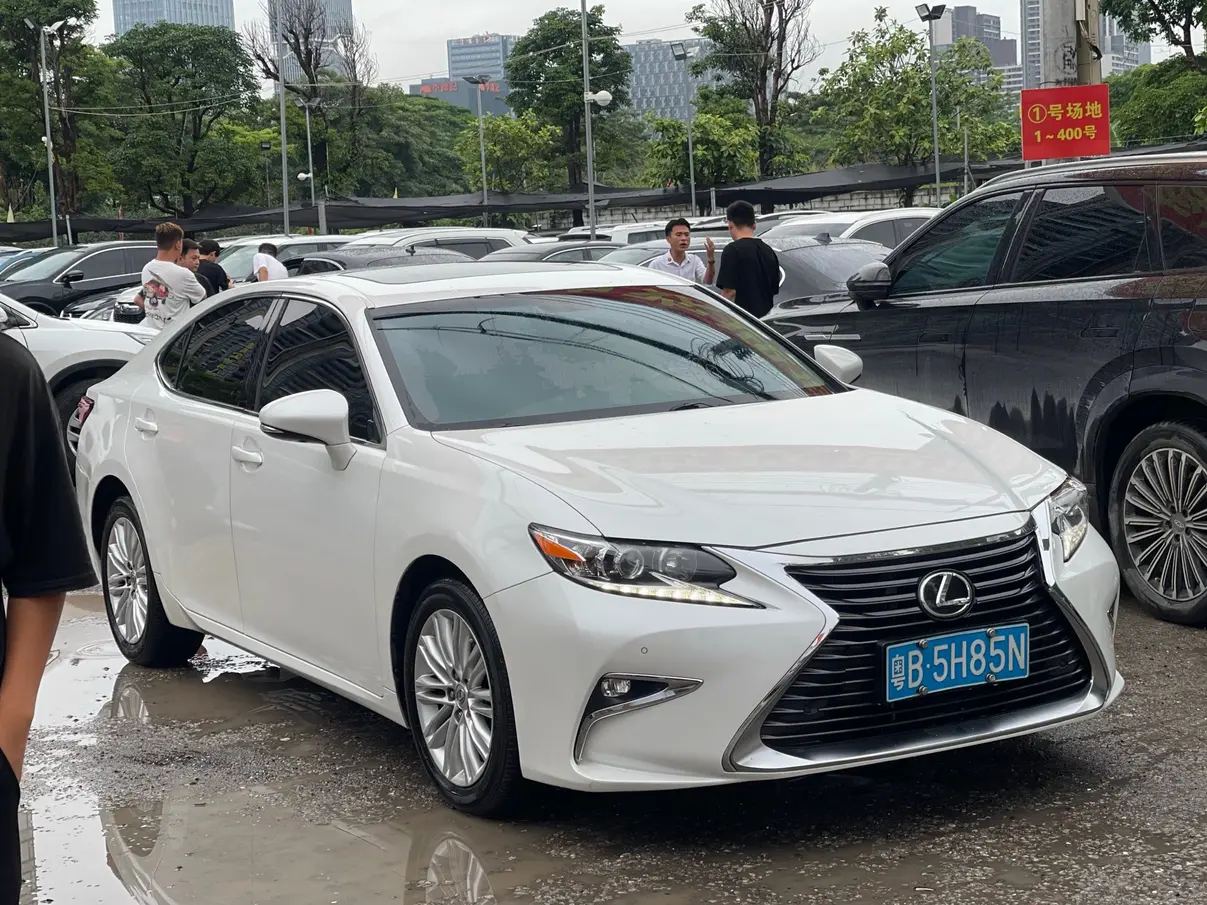 Lexus ES