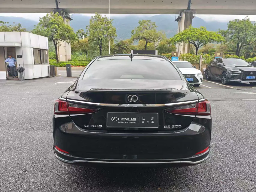 Lexus ES
